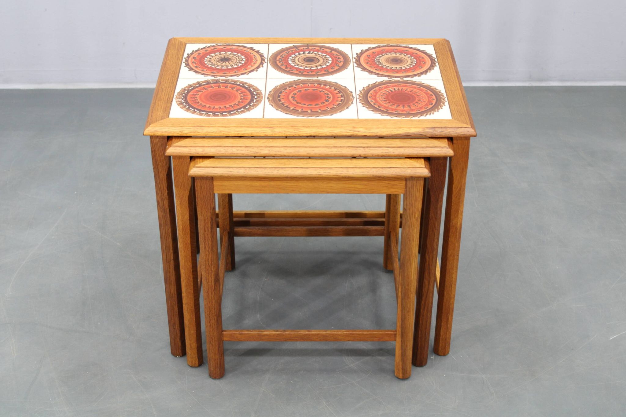 Tables gigognes danoises en chêne des années 50 avec des plateaux en carrelage.