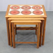Tables gigognes danoises en chêne des années 50 avec des plateaux en carrelage.