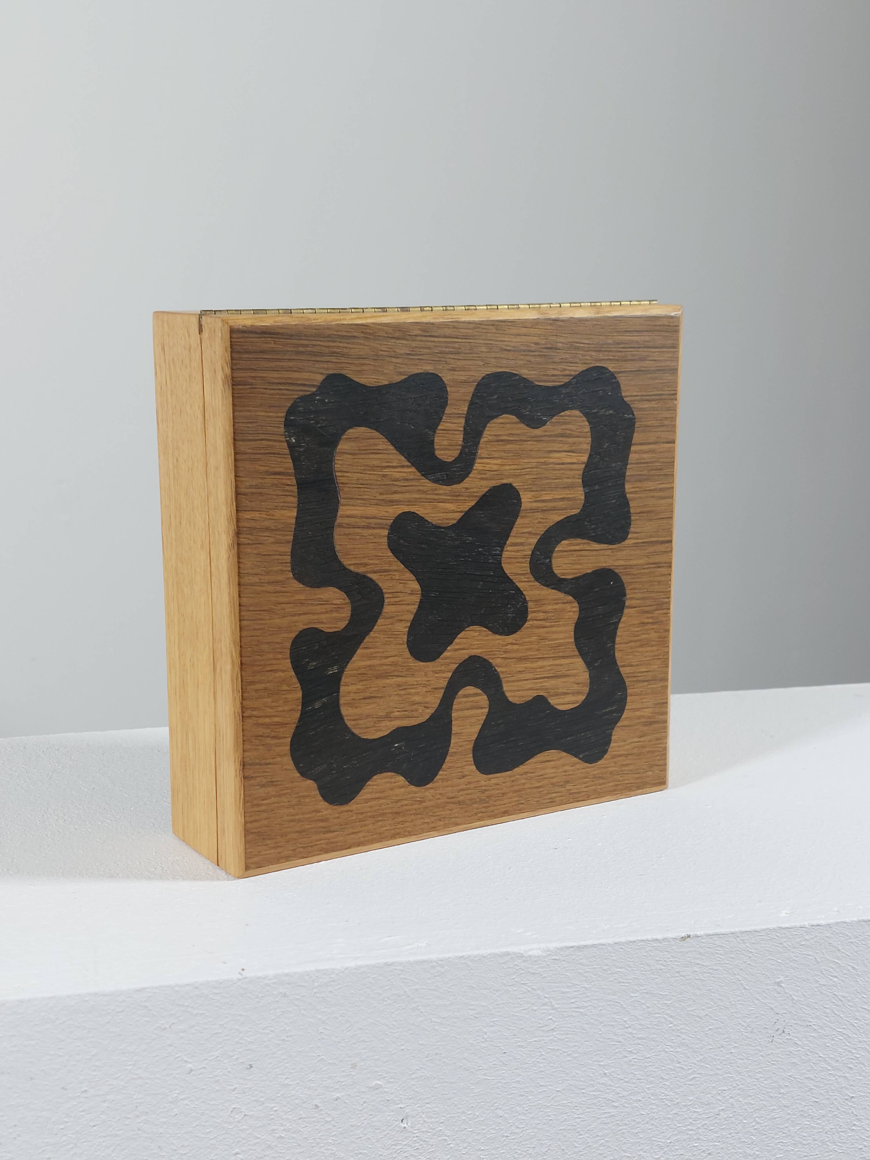 Boîte en bois vintage faite à la main avec des incrustations.