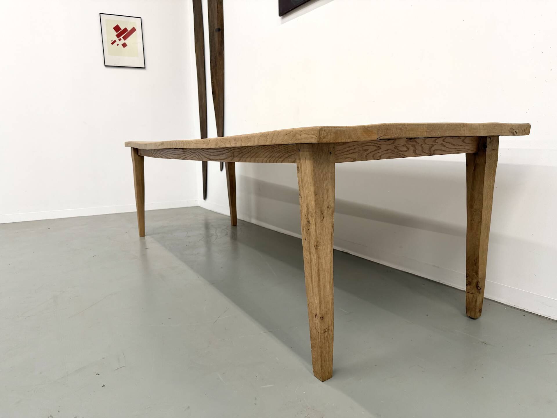 Grande table de salle à manger en chêne massif, au format XXL.