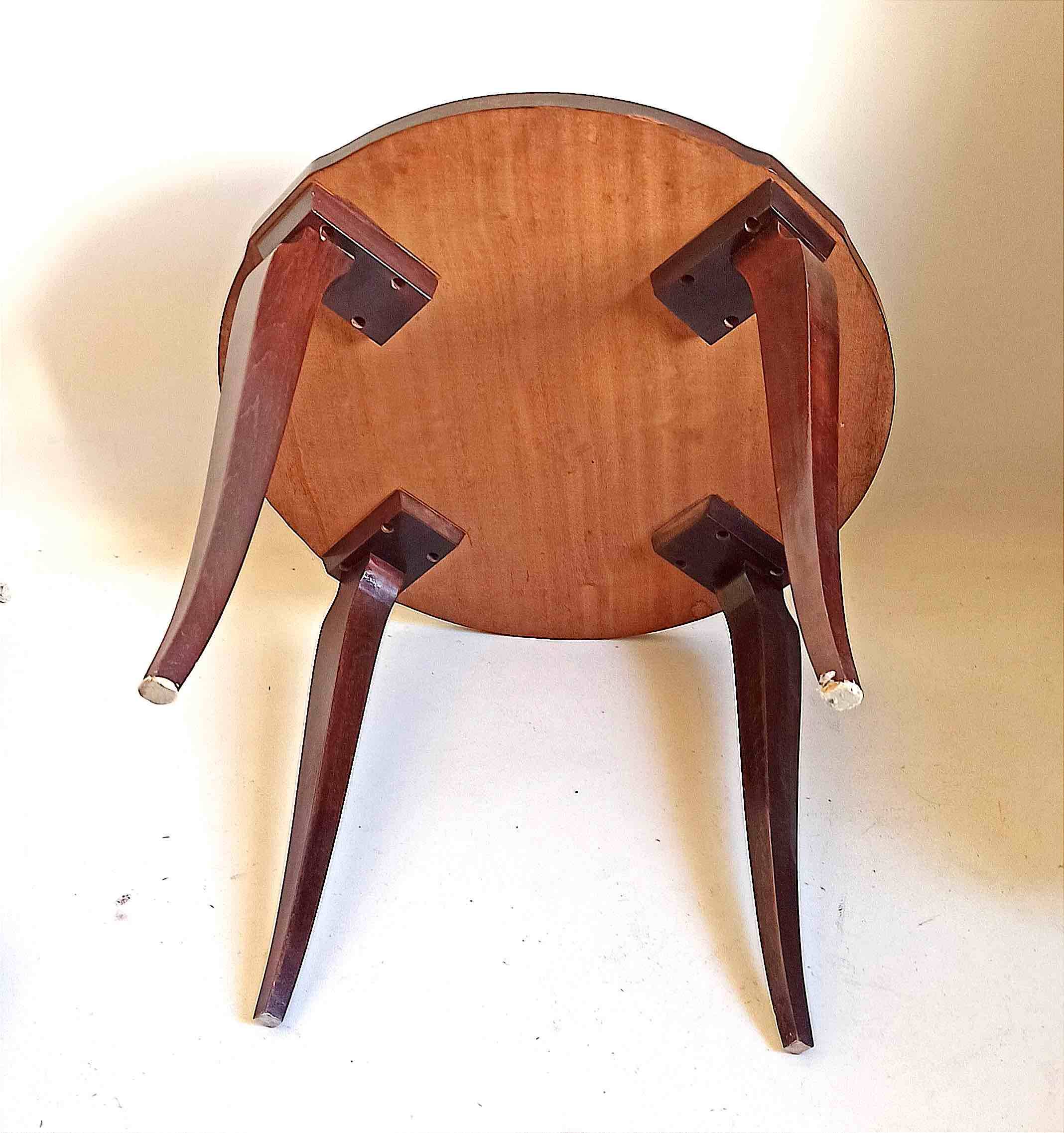 Art Deco pedestal table, mahogany veneer, diameter 60.4 cm