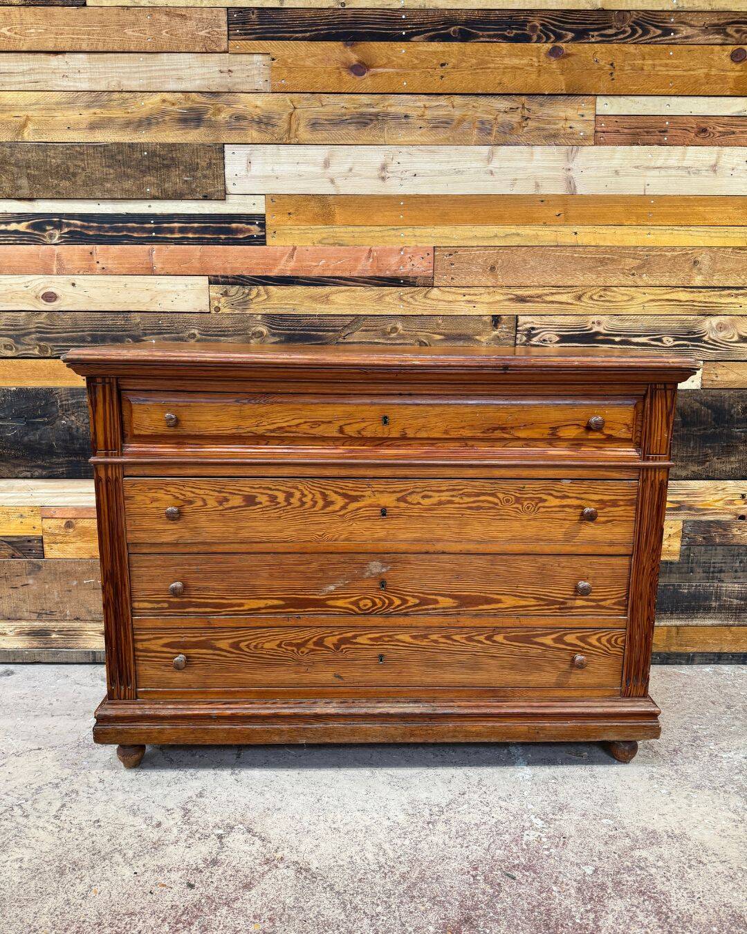 Commode en pitchpin massif