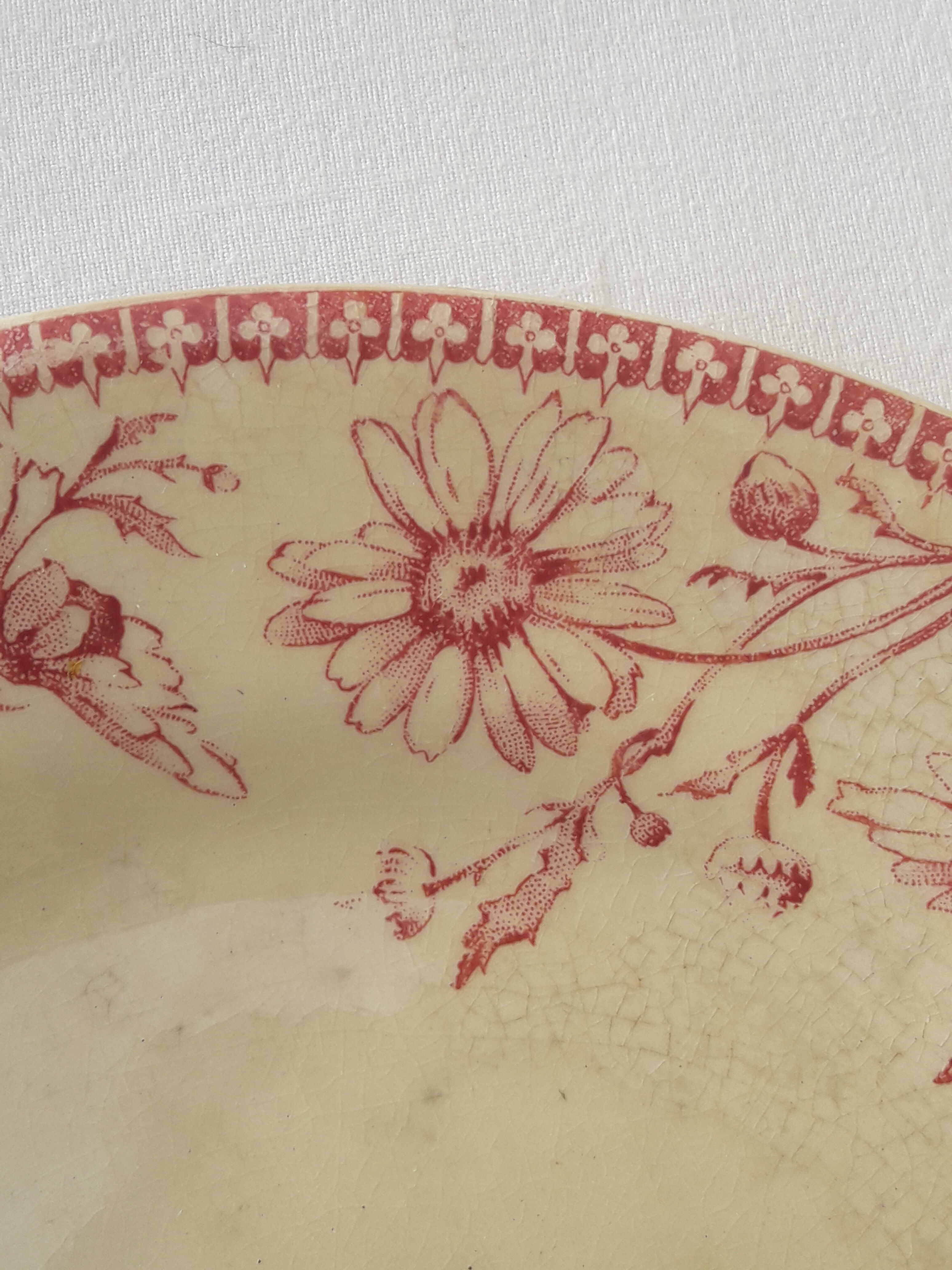 Gien red flower opaque porcelain plate diam 21.5 cm