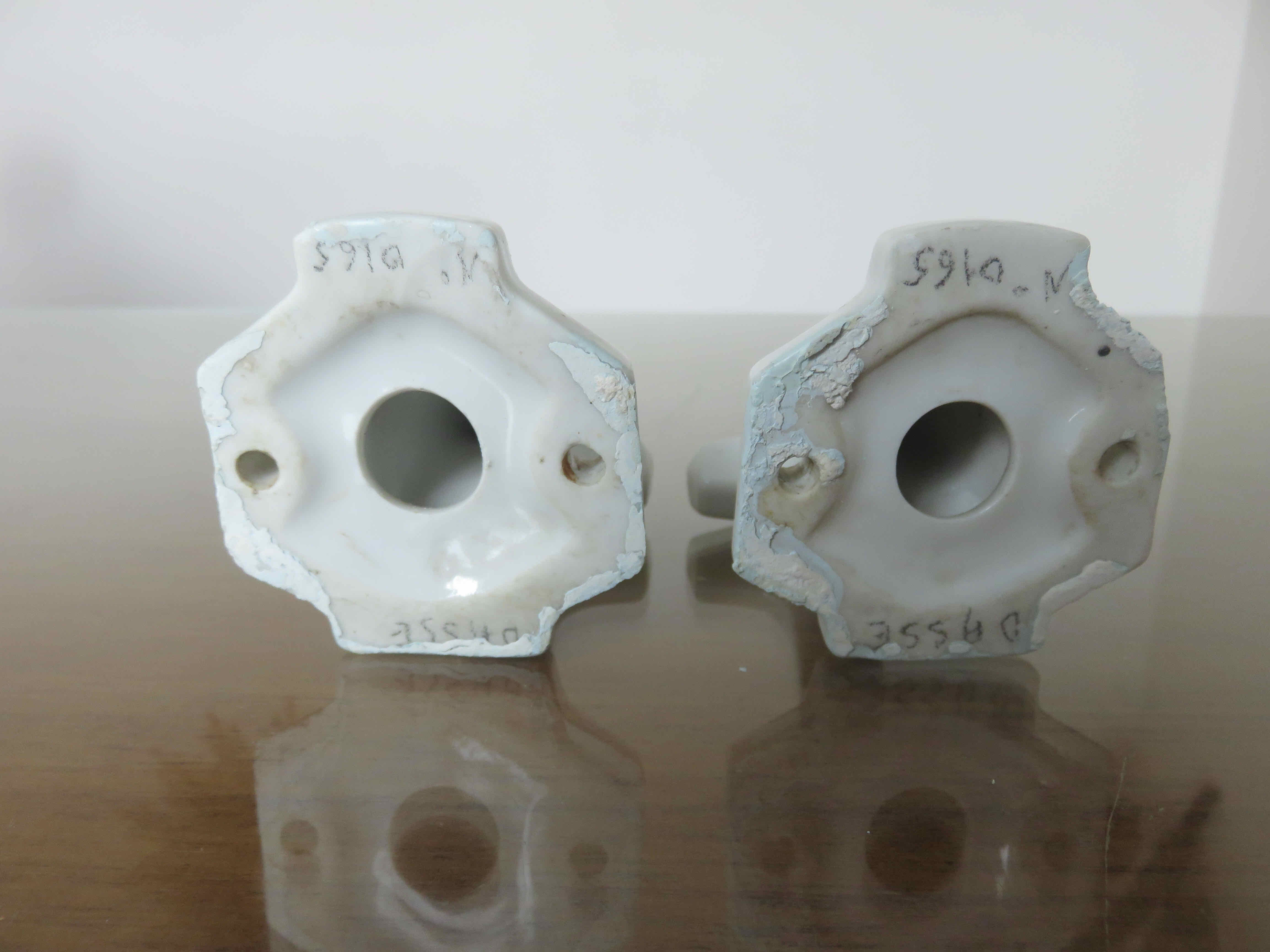Paire de patères en porcelaine blanche Art Deco années 30 40