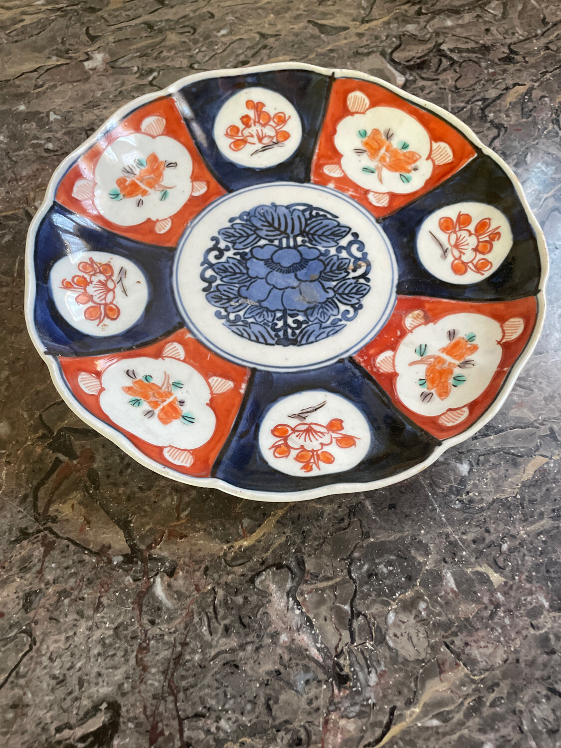 Assiette Imari XIXeme siècle .
