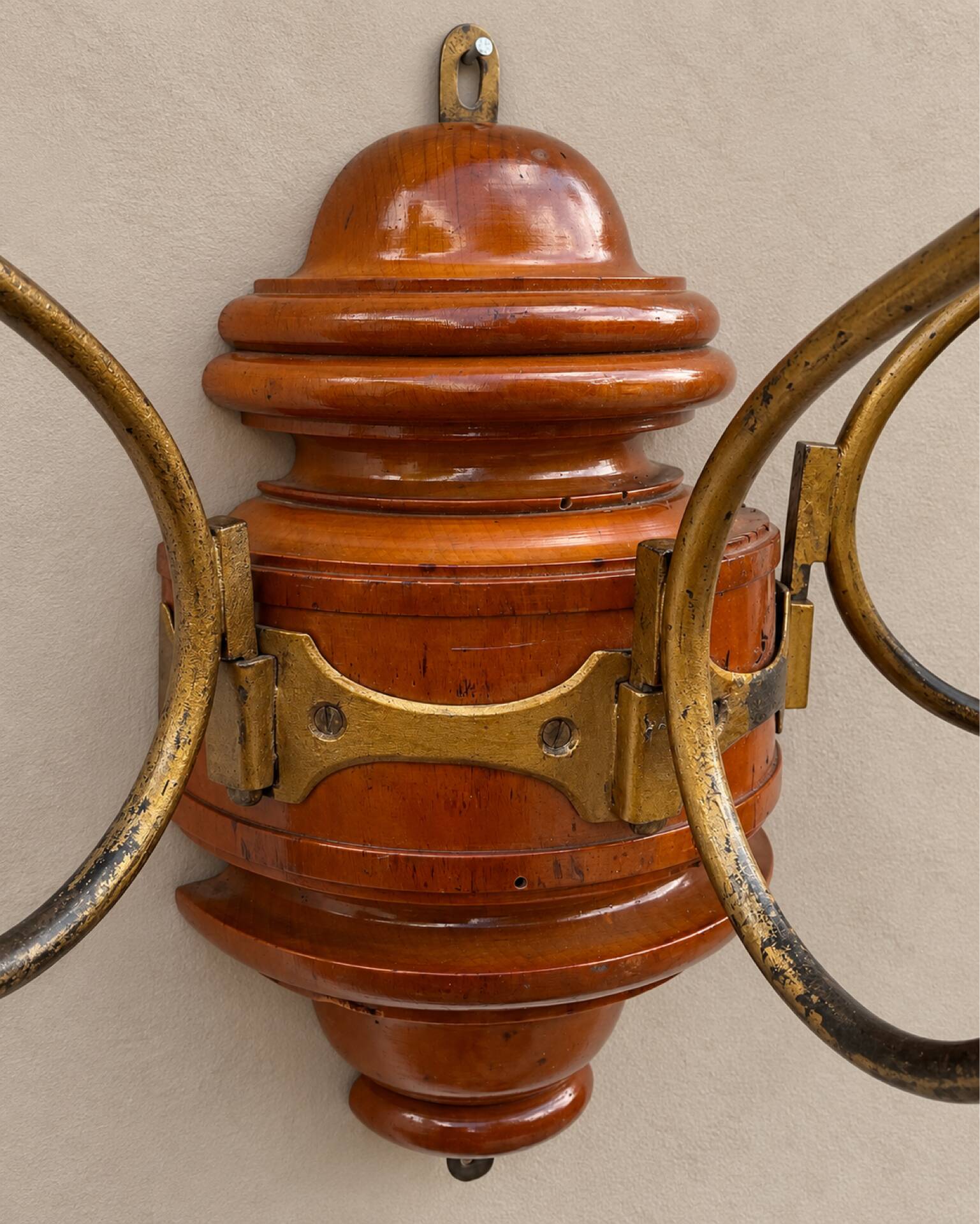 Antique wall coat rack in turned wood and gilded metal, circa 1900-1930.