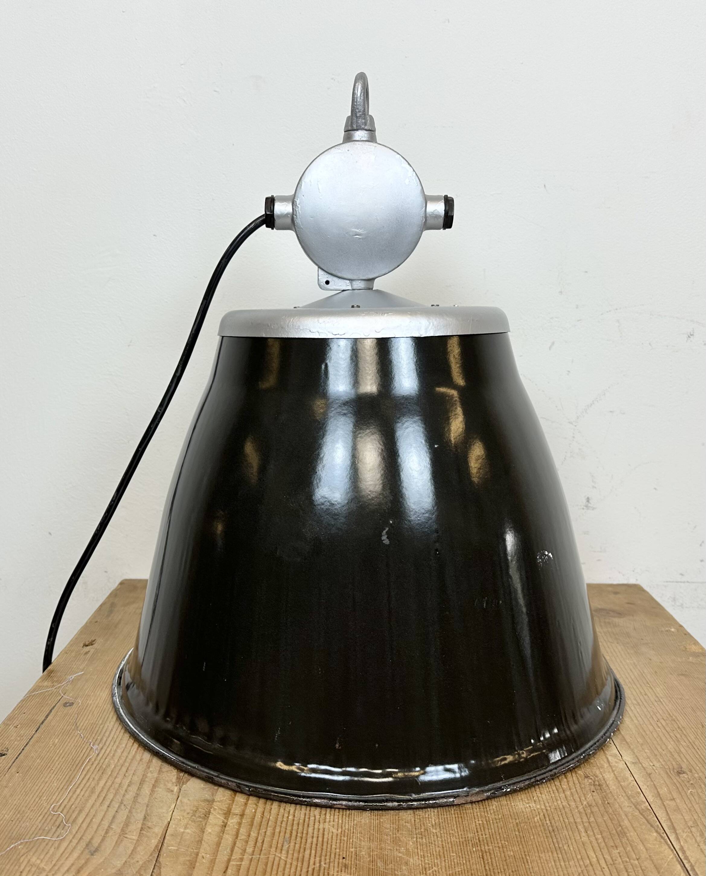 Suspension industrielle en émail noir, 1960s