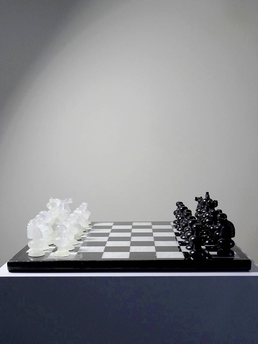 Large vintage chess set from the 70s, white and black marble, Italian craftsmanship