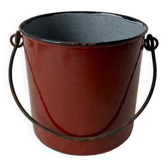 Enamelled pot