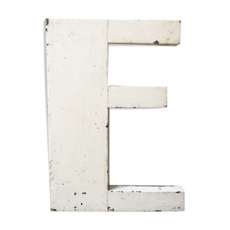 Lettre E enseigne bois années 30