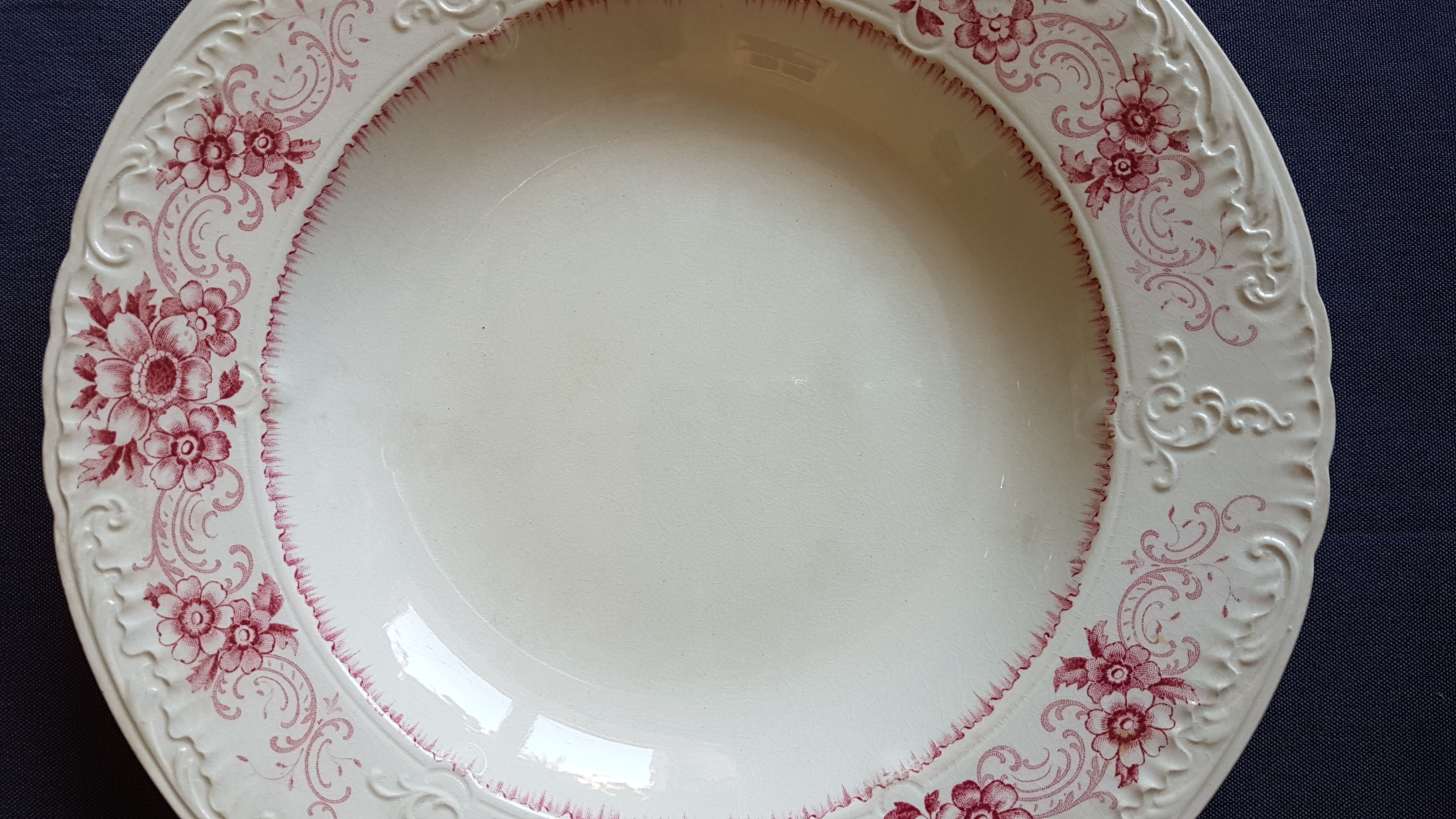 Sarreguemines earthenware plate decorated with flowers
