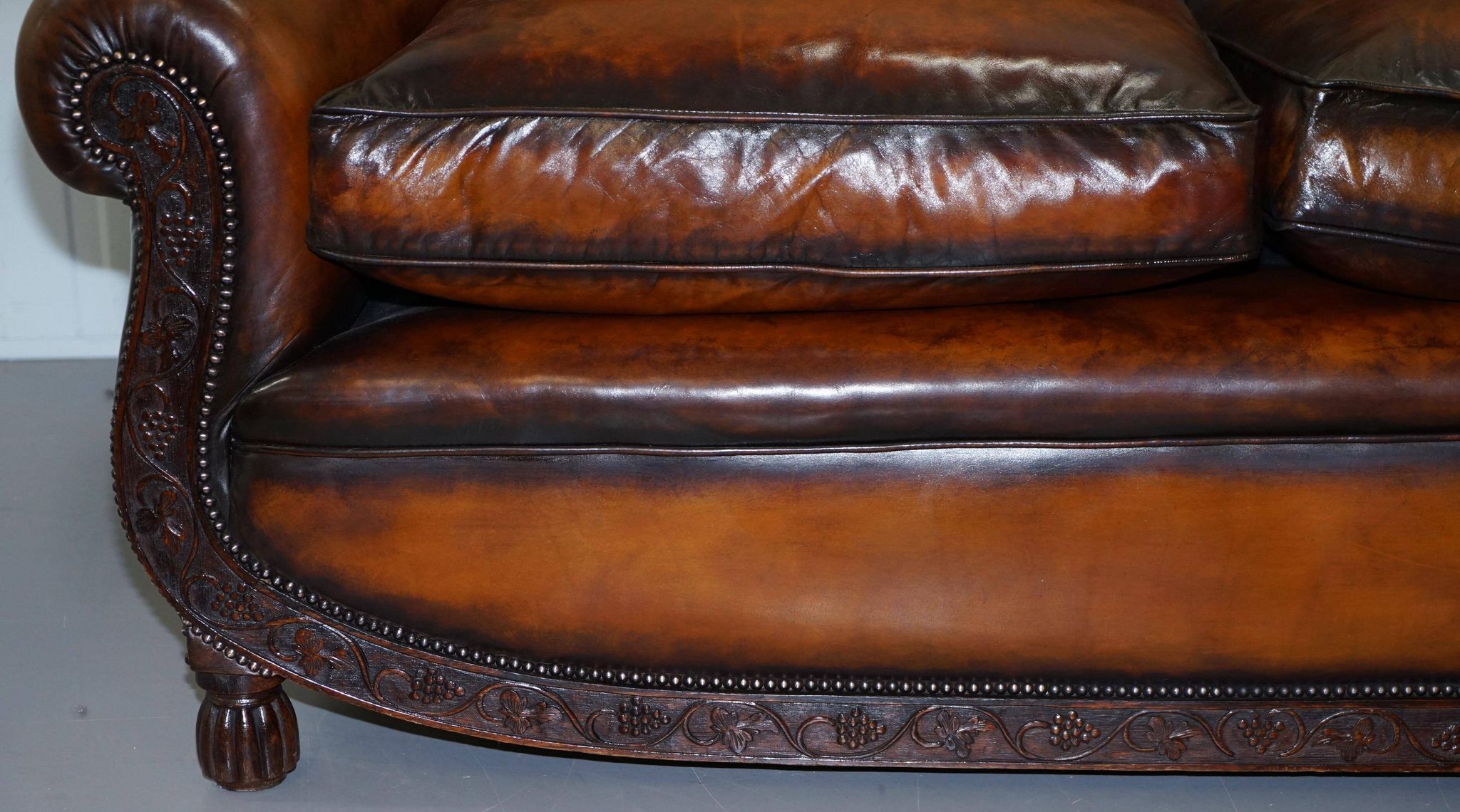 Two-seater canapé in aged leather, Victorian style.
