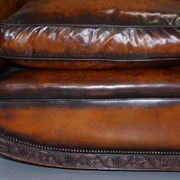 Two-seater canapé in aged leather, Victorian style.
