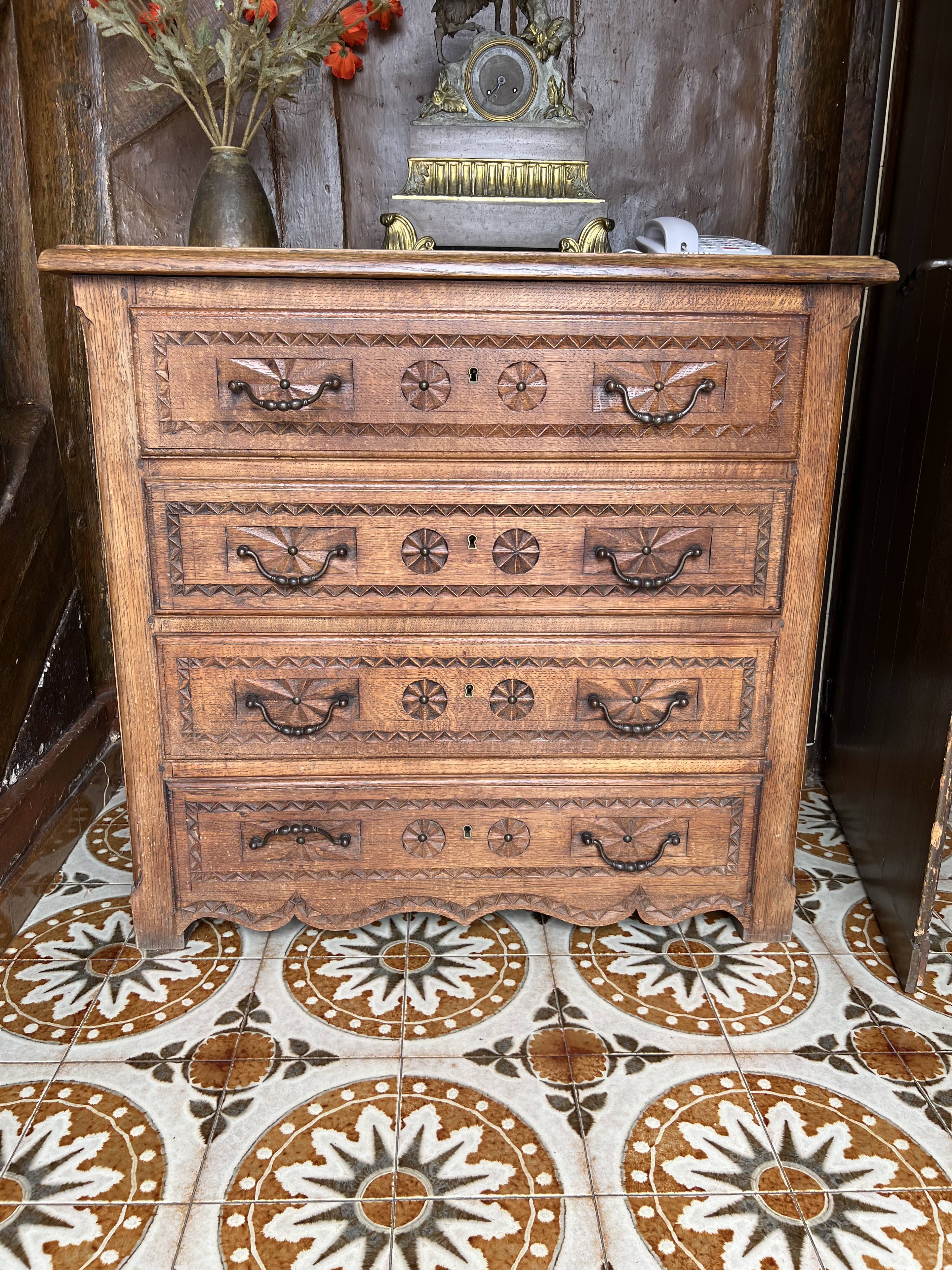 Commode en chêne de style breton 4 tiroirs
