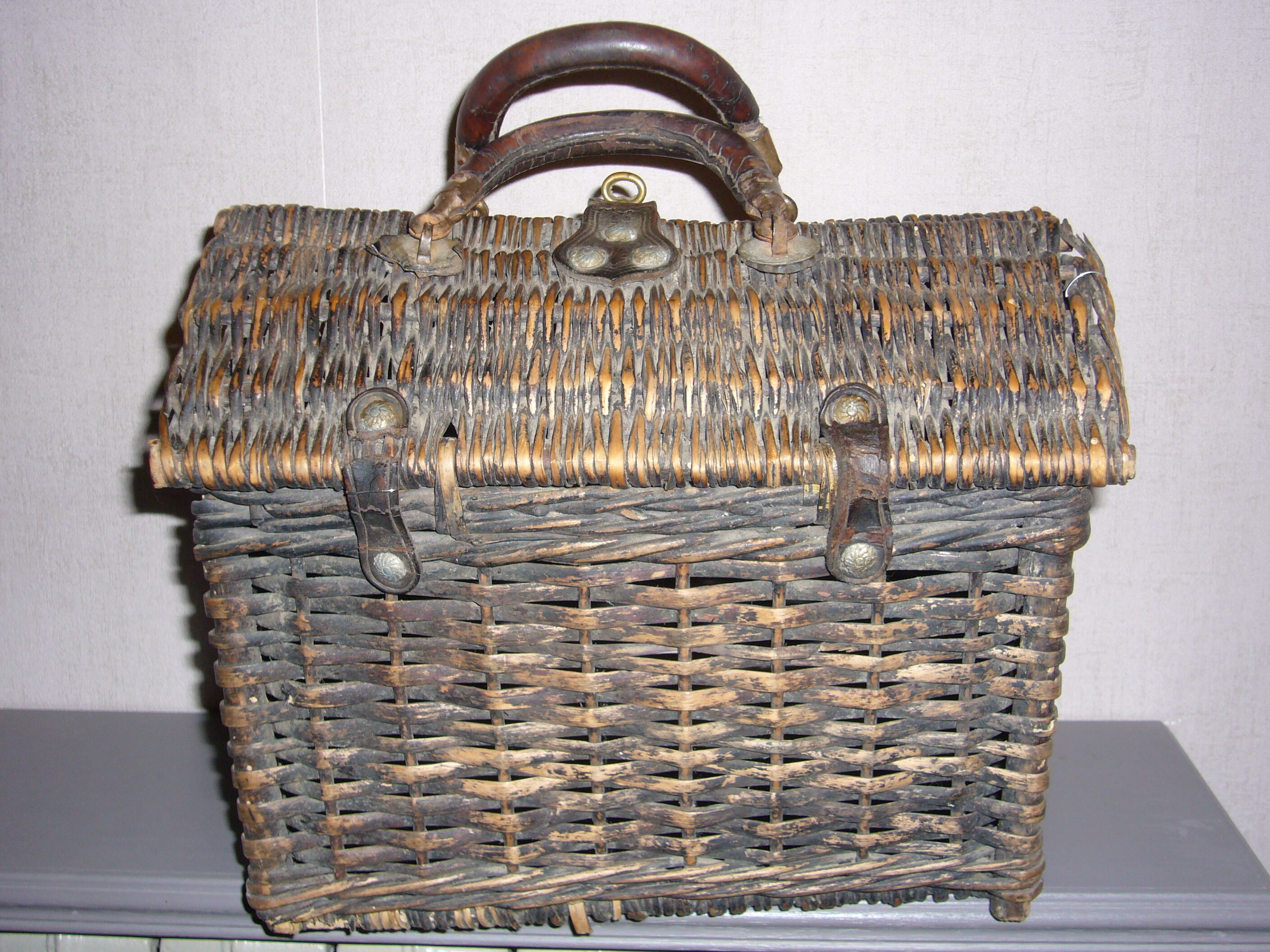 Napoleon III old wicker basket