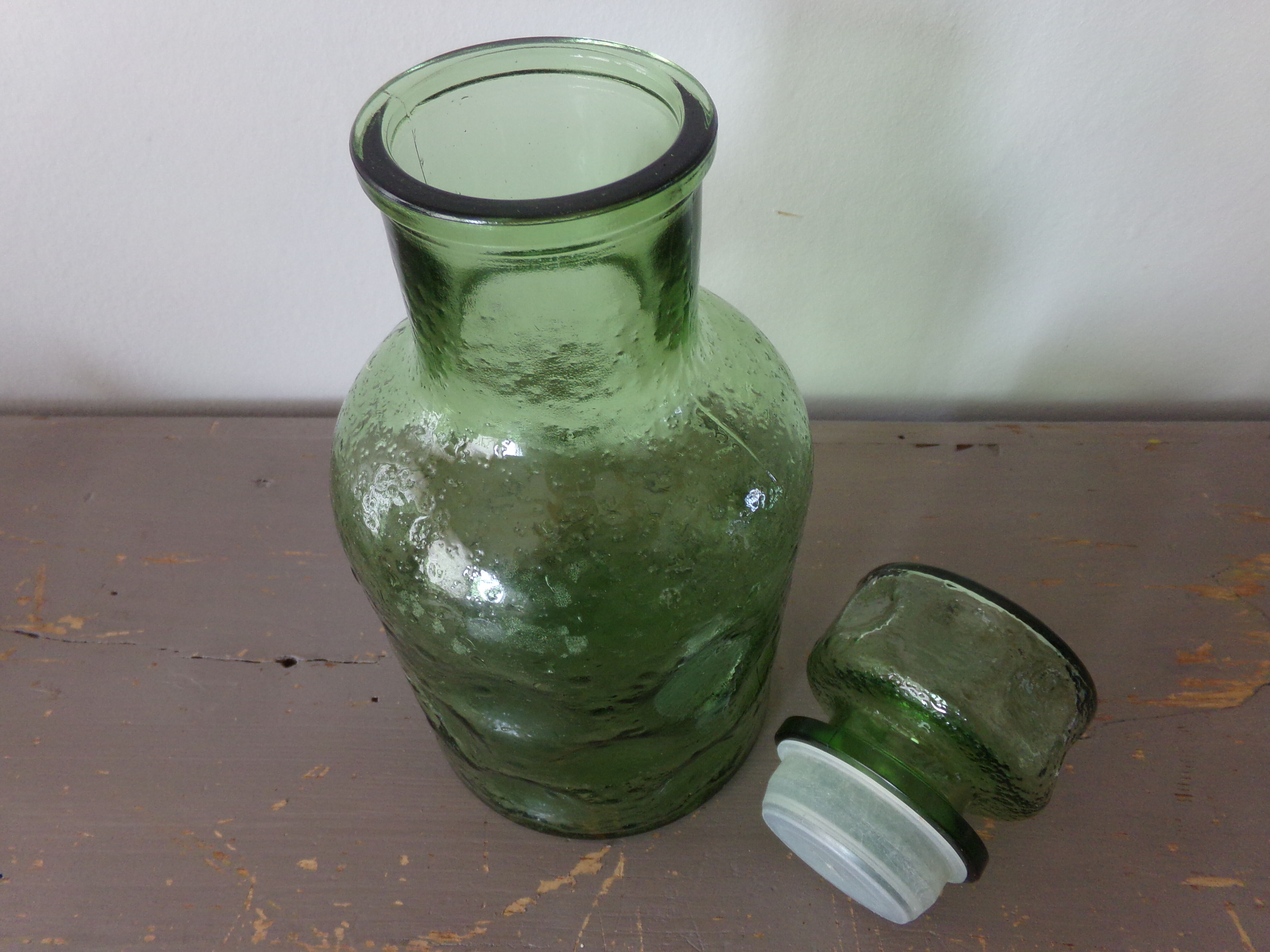 Bubbled glass carafe