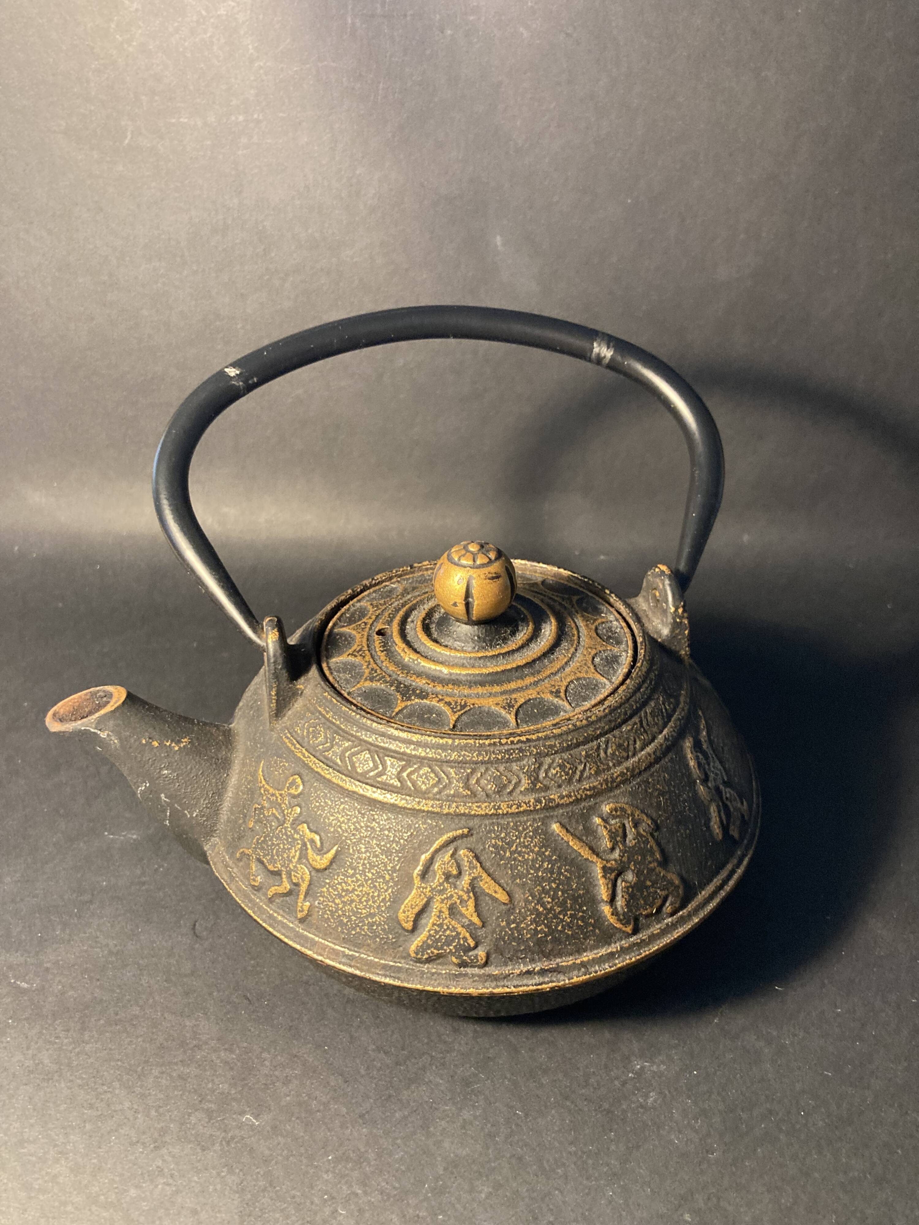 Japanese cast iron teapot – Tetsubin style – Relief warrior decoration