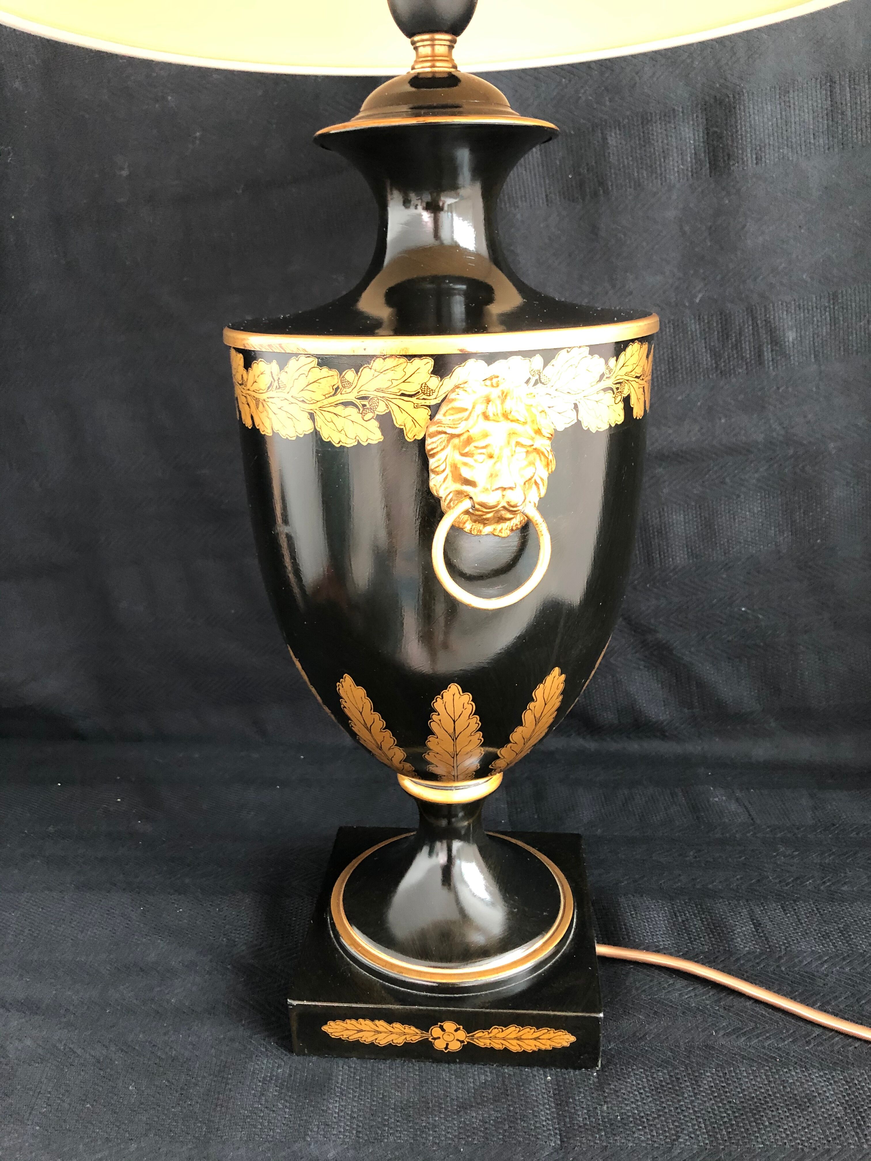 Lampe balustre Lions dorés et abat blanc et liserés dorés - Hôtel Paris Opéra Garnier
