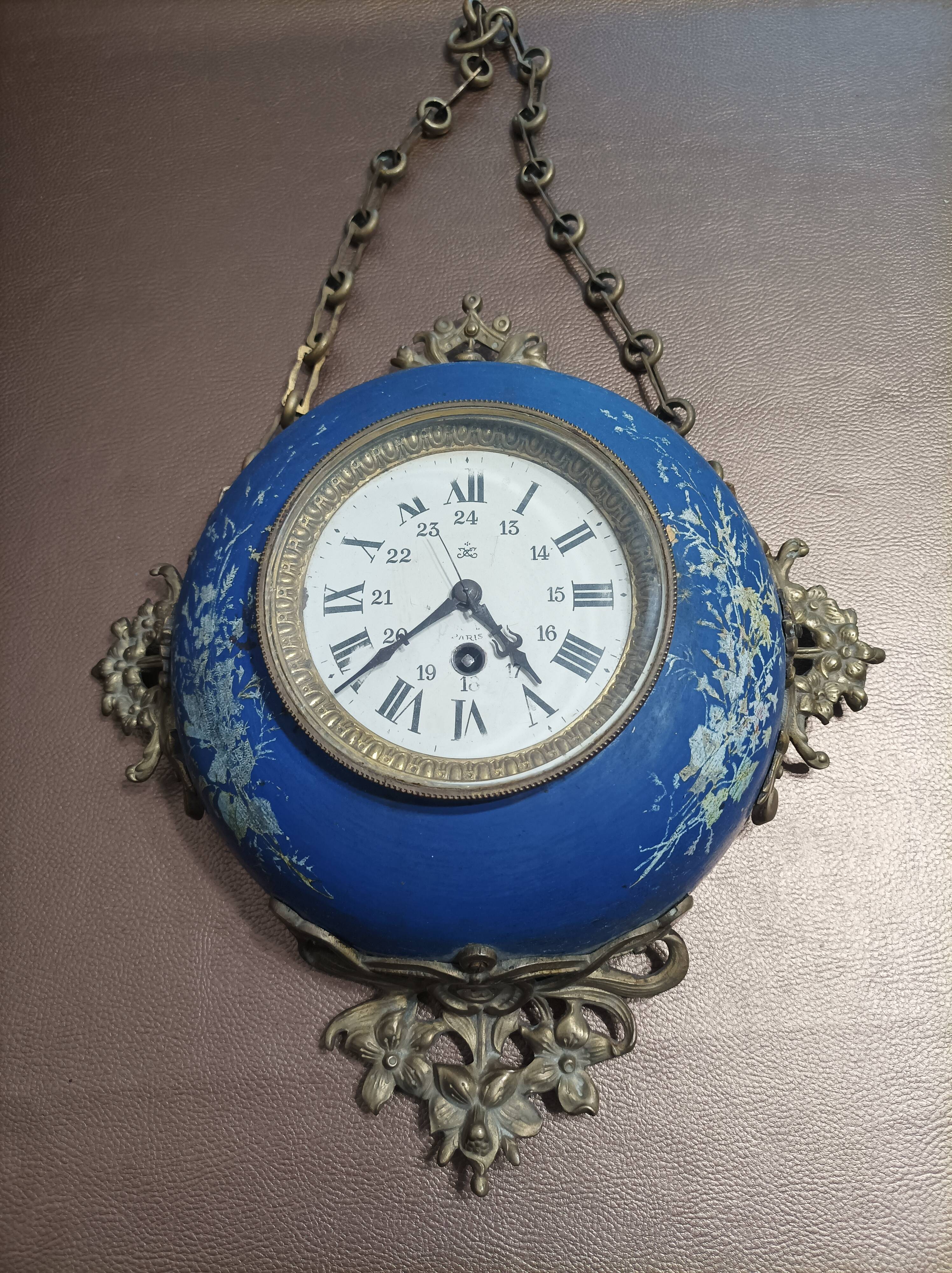 Wall clock in glazed earthenware decoration and brass chain empire style