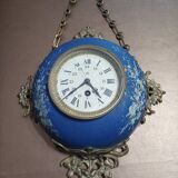 Wall clock in glazed earthenware decoration and brass chain empire style