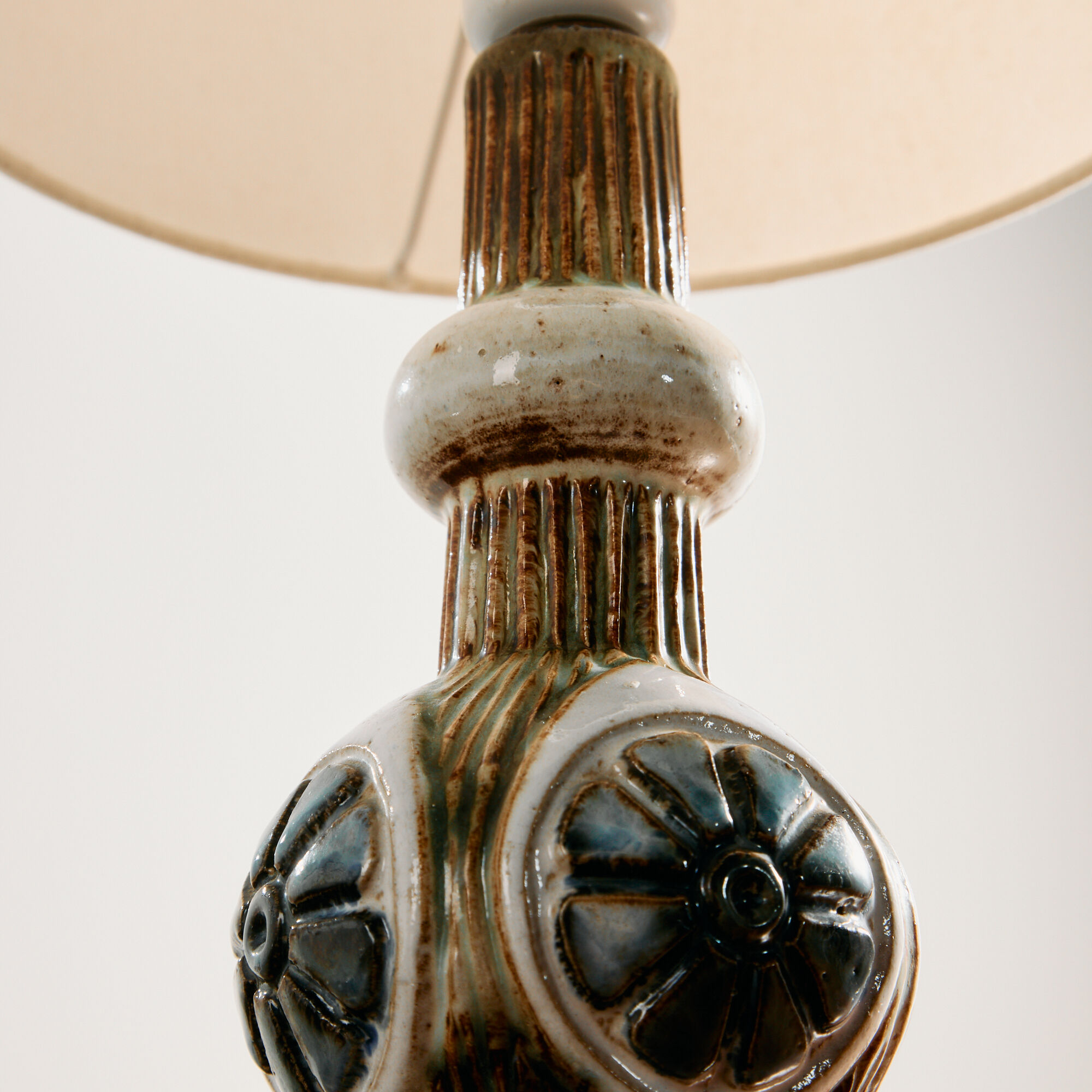 Ceramic table lamp