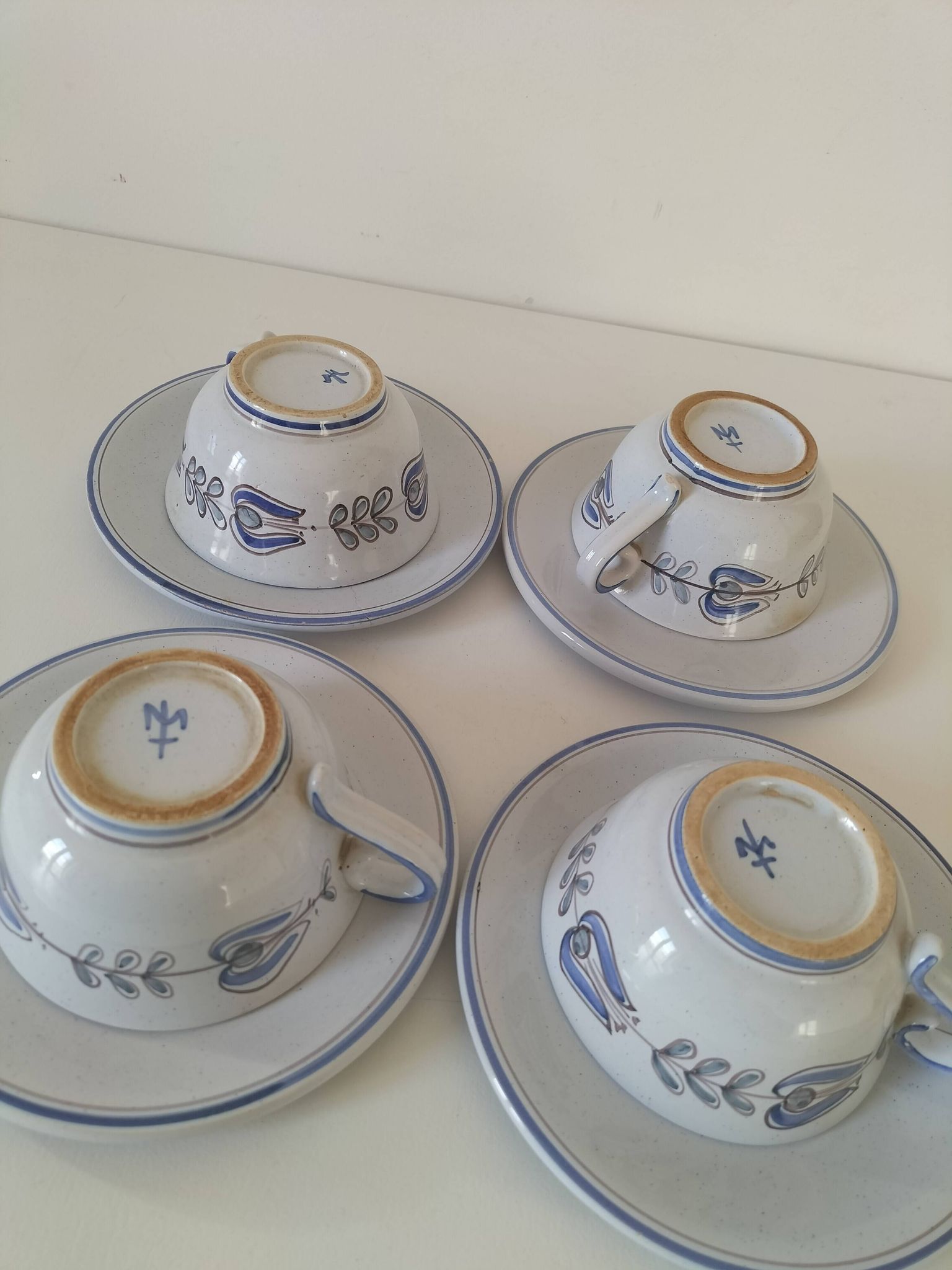 Tasses et soucoupes en terre vernissée
