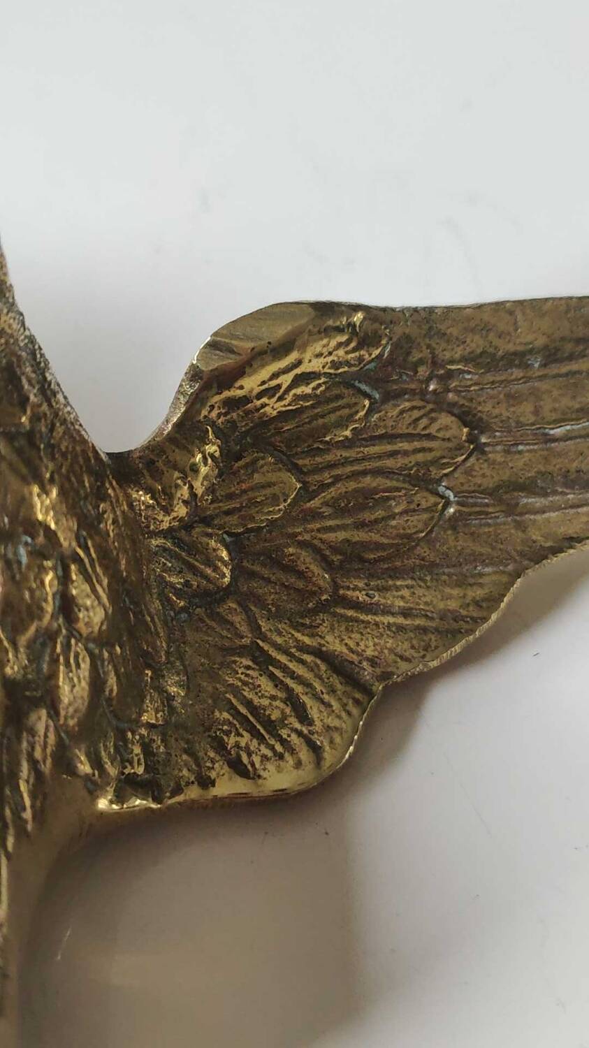 Eagle figurine sculpture with outstretched wings, in solid brass. Size 8 x 15 cm