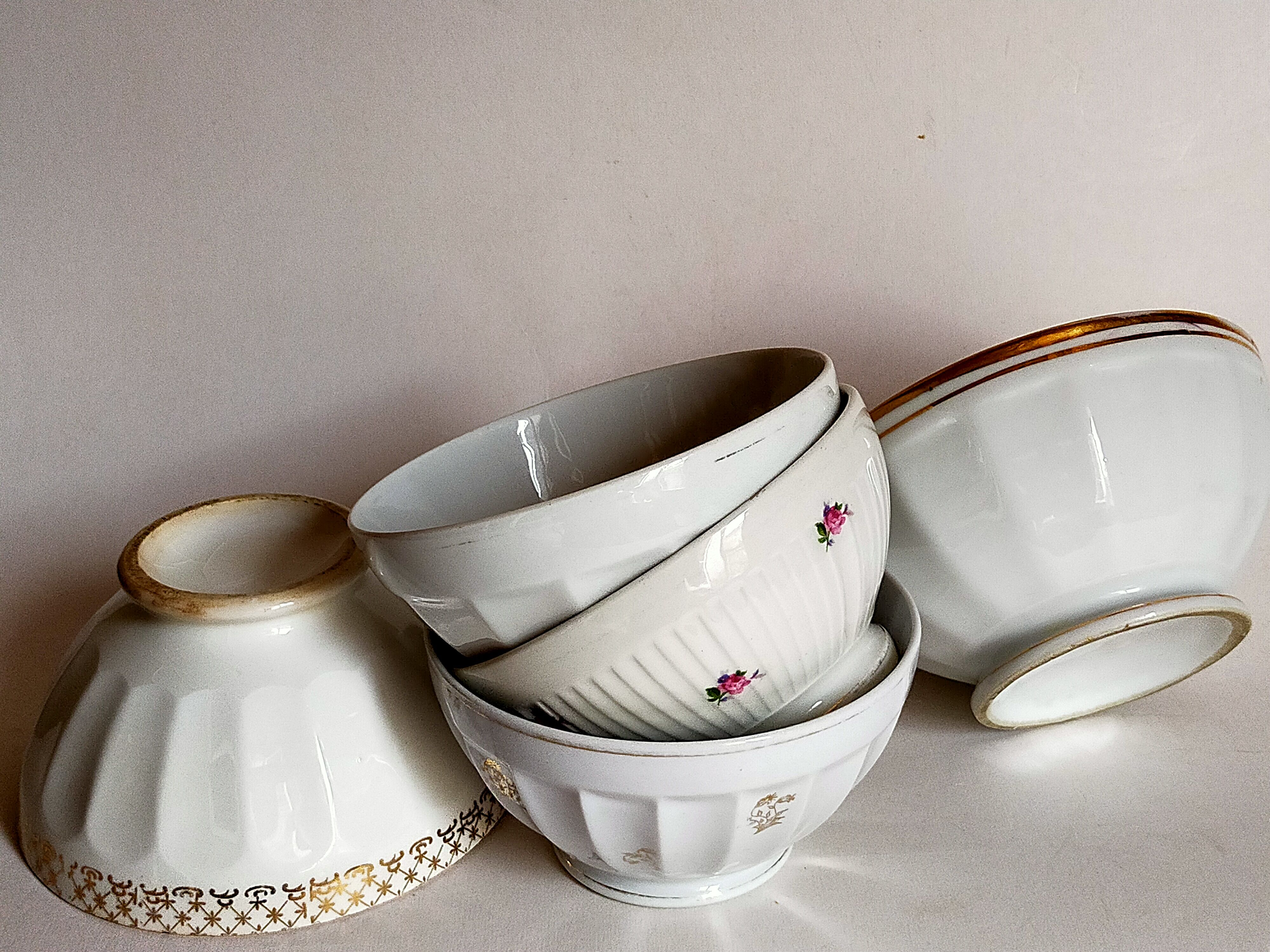 Five matching antique porcelain and earthenware bowls