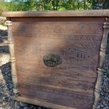 Coffre ancien en bois sculpté