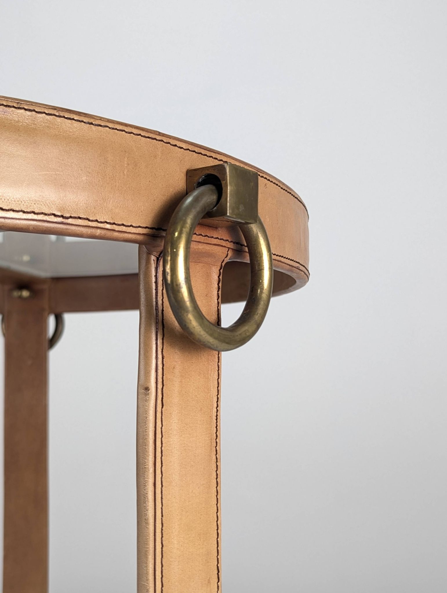 Table basse en laiton et cuir surpiqué