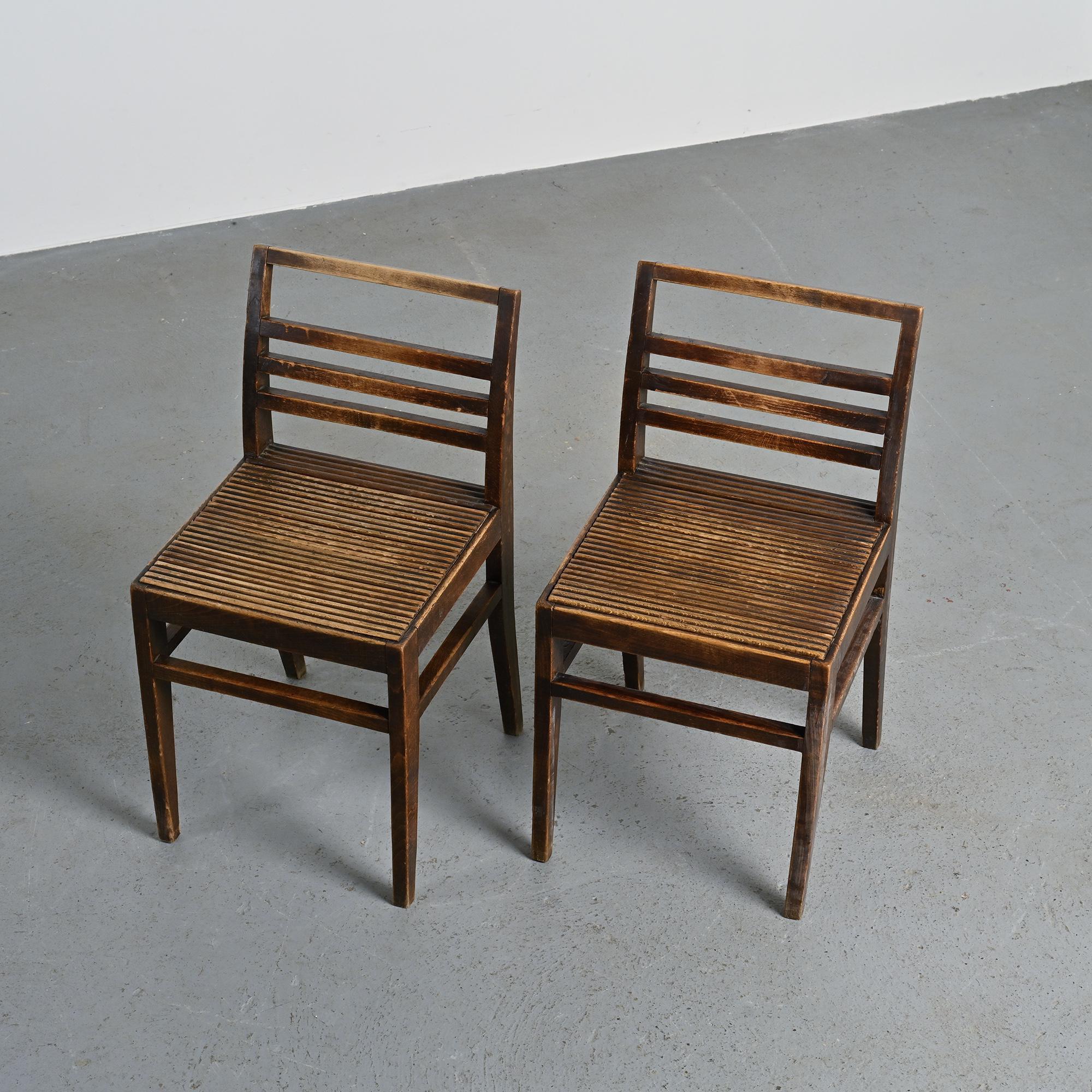 Paire de chaises 103 en hêtre teinté par René Gabriel, circa 1943