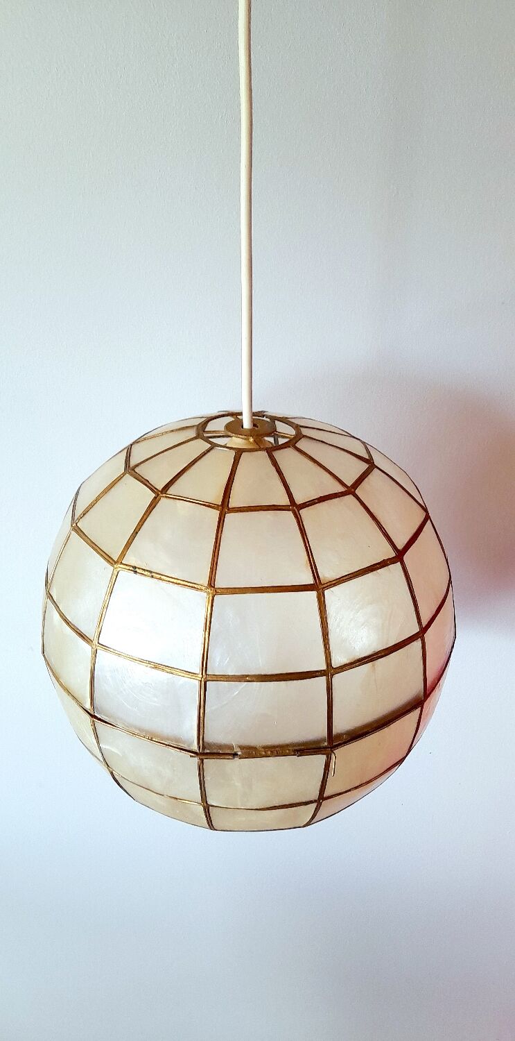 Suspension boule nacre et laiton 70s