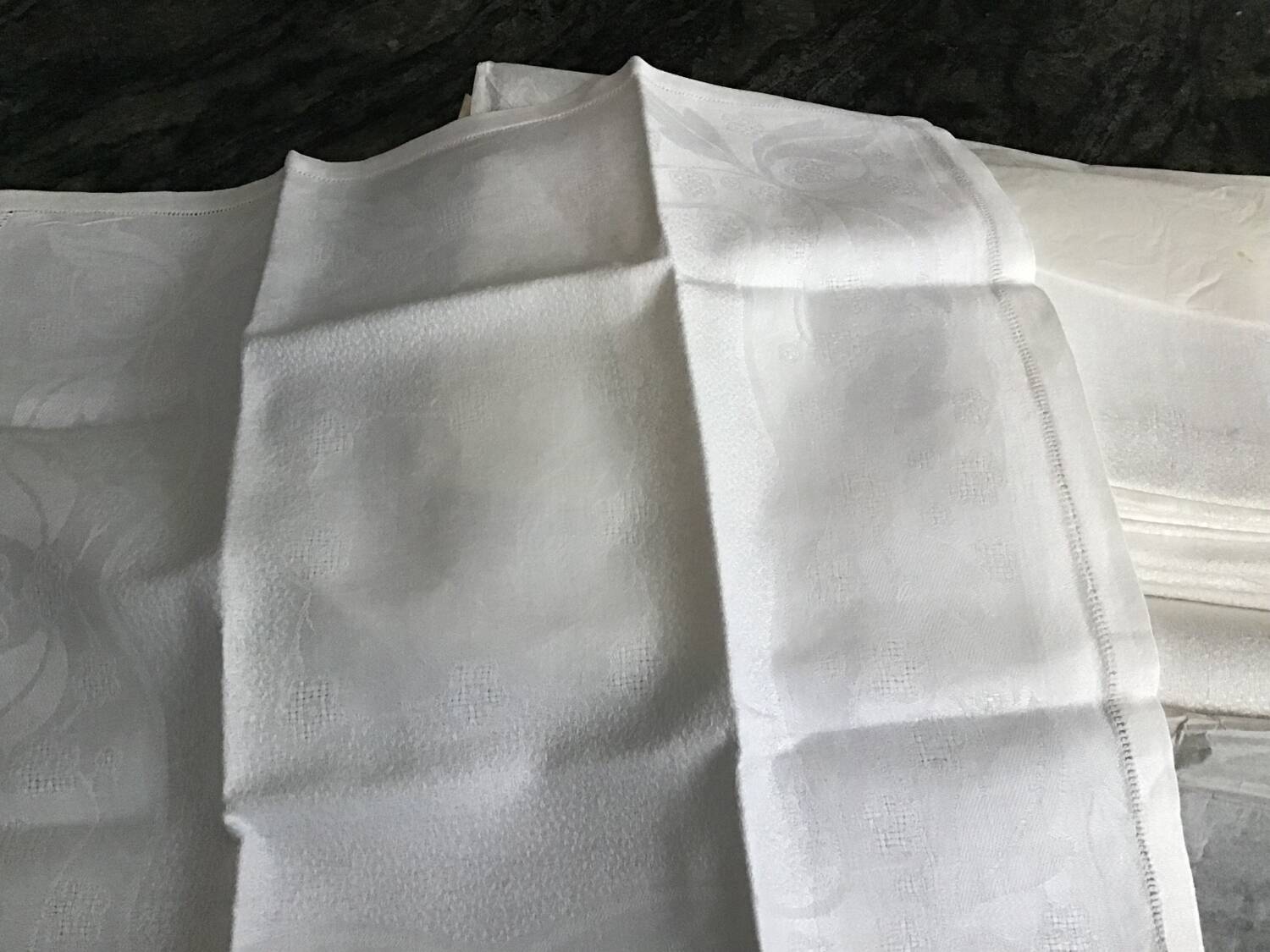 White damask table service consisting of a large tablecloth and 12 napkins