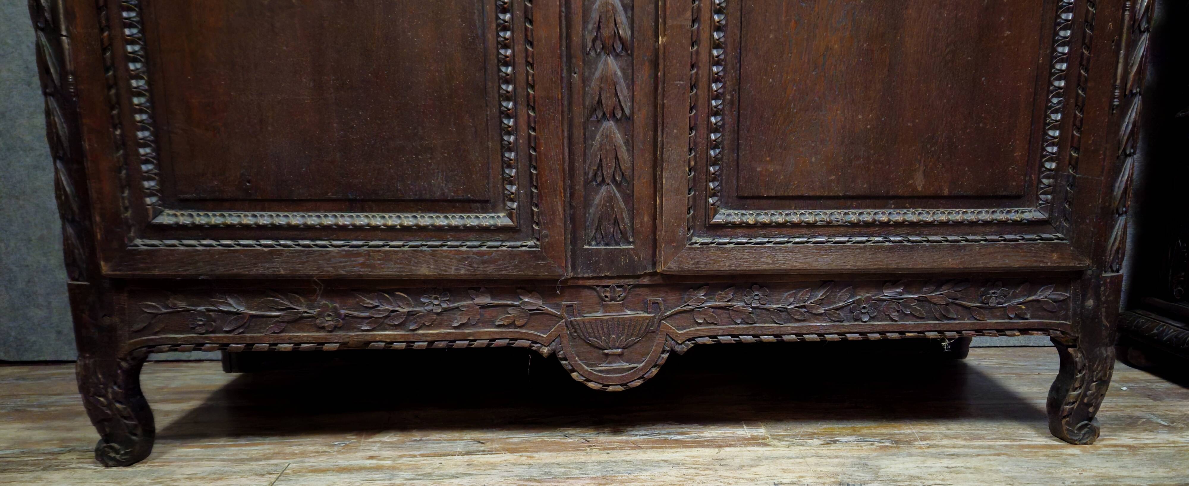 Large Norman wedding wardrobe in carved oak – Louis XV period
