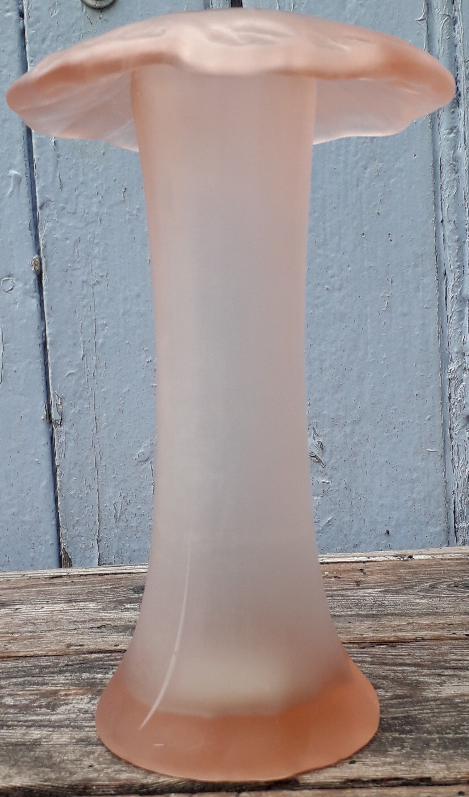 Mushroom-shaped vase in pink blown glass