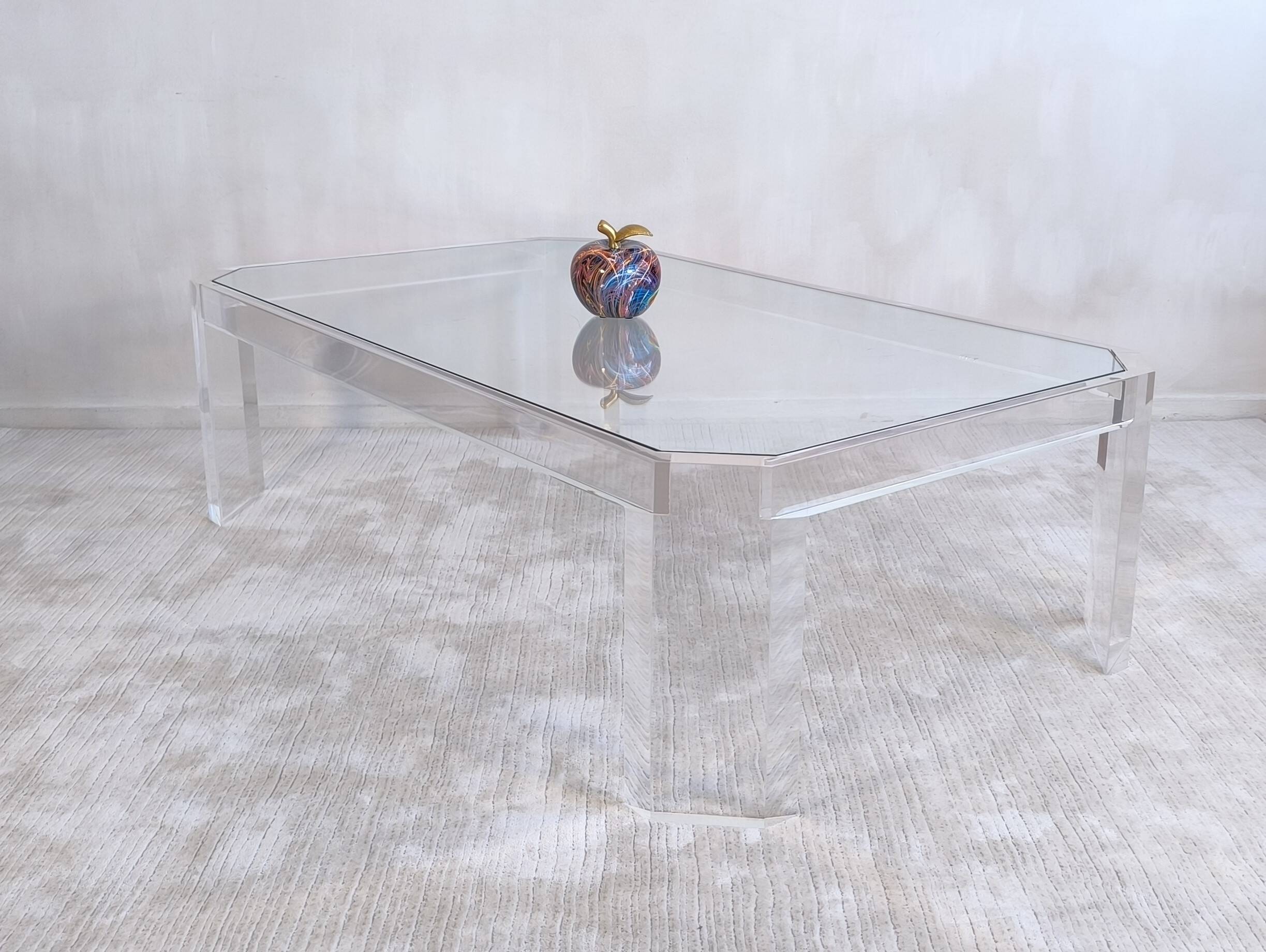 Superb coffee table in Altuglas and glass – signed by Marc Micoud, circa 1970.