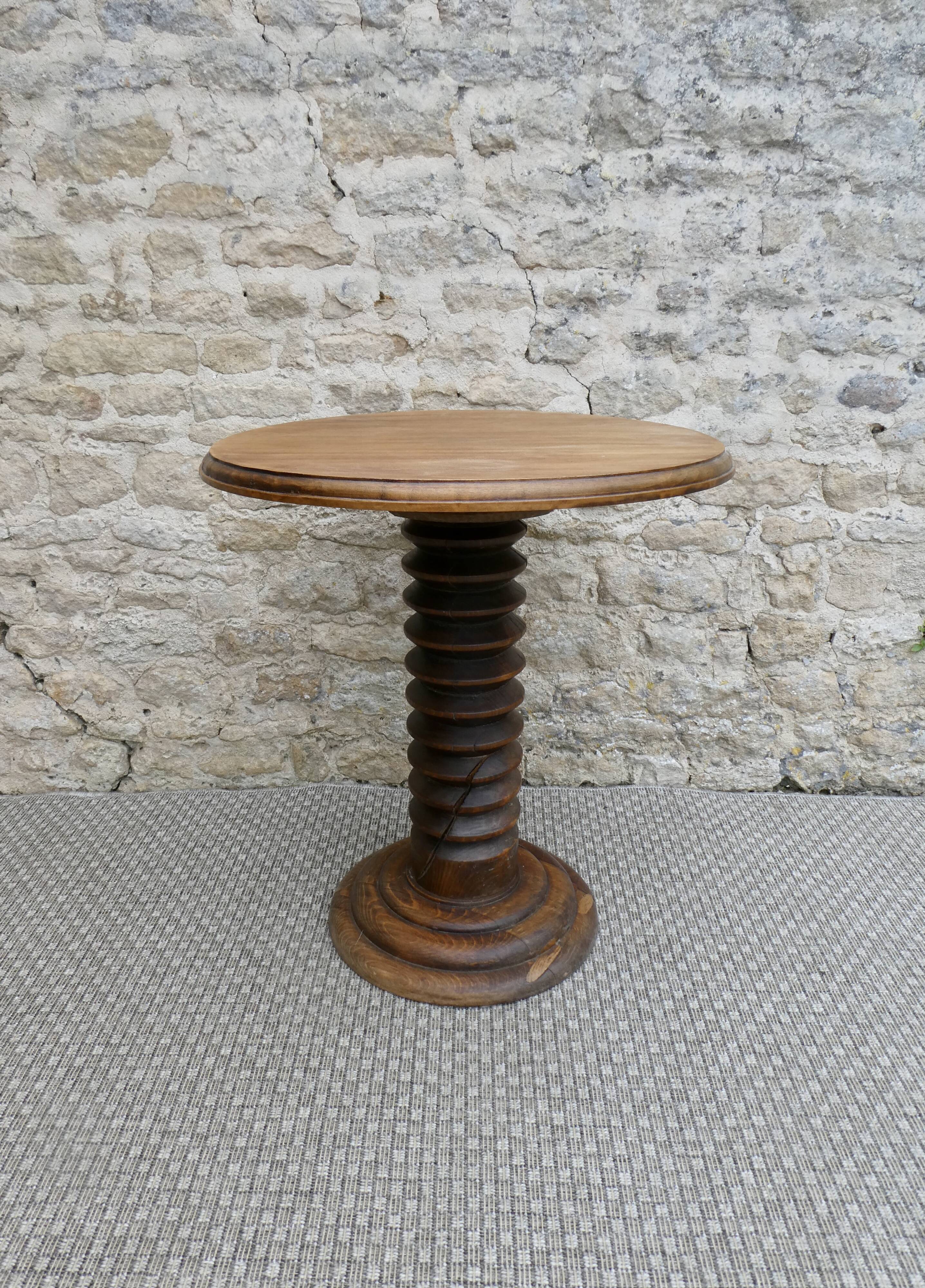 Pedestal table with press screw foot