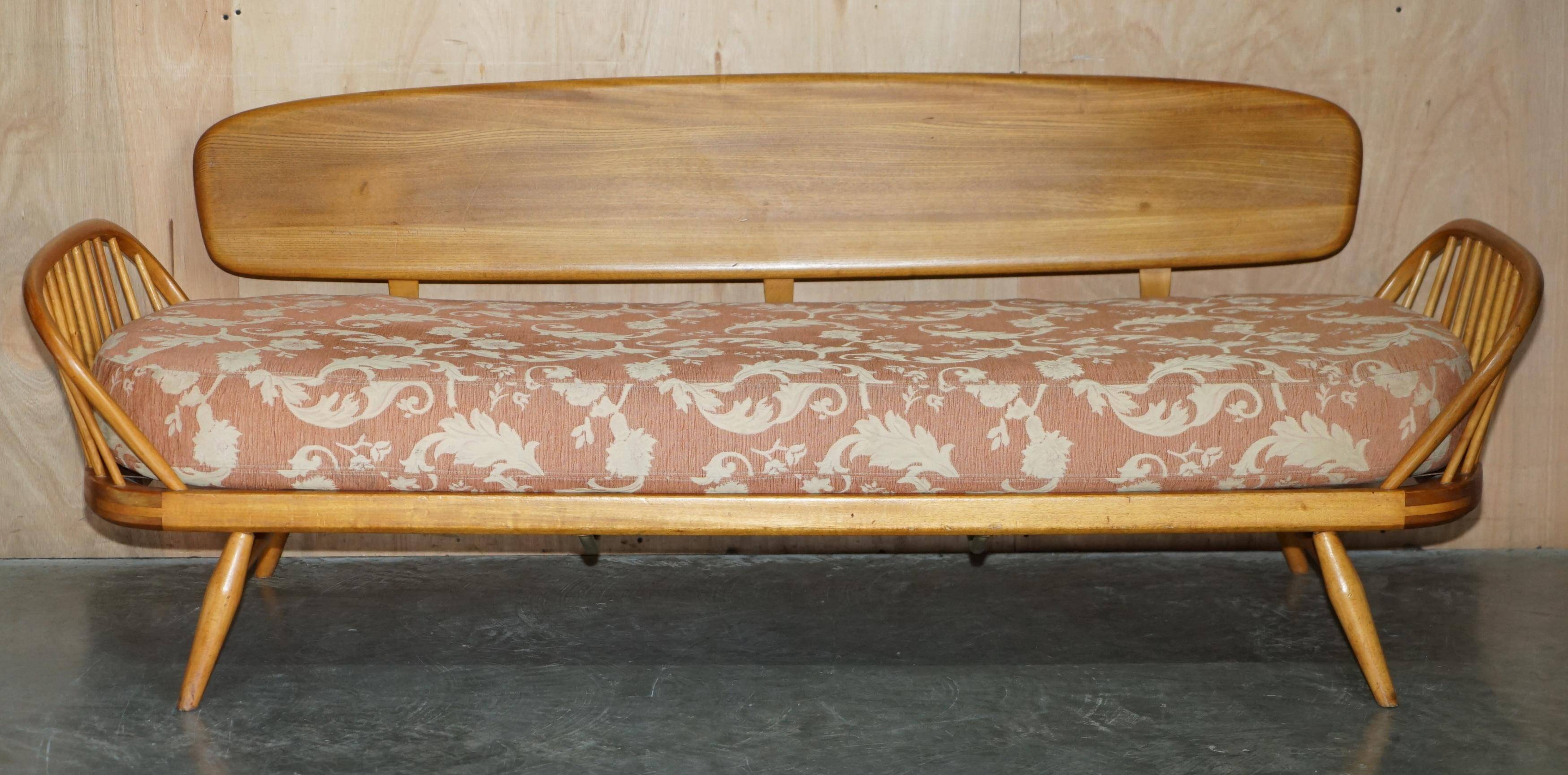 Vintage Ercol Windsor Studio 355 canapé / daybed, light wood, Mid-Century Modern design.