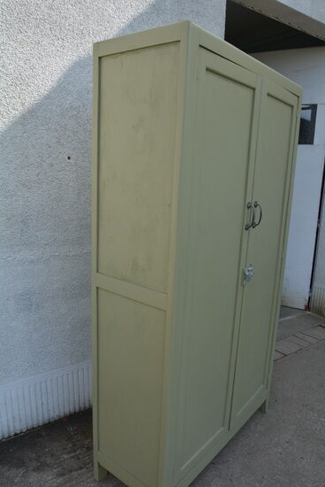 Armoire parisienne vert olive