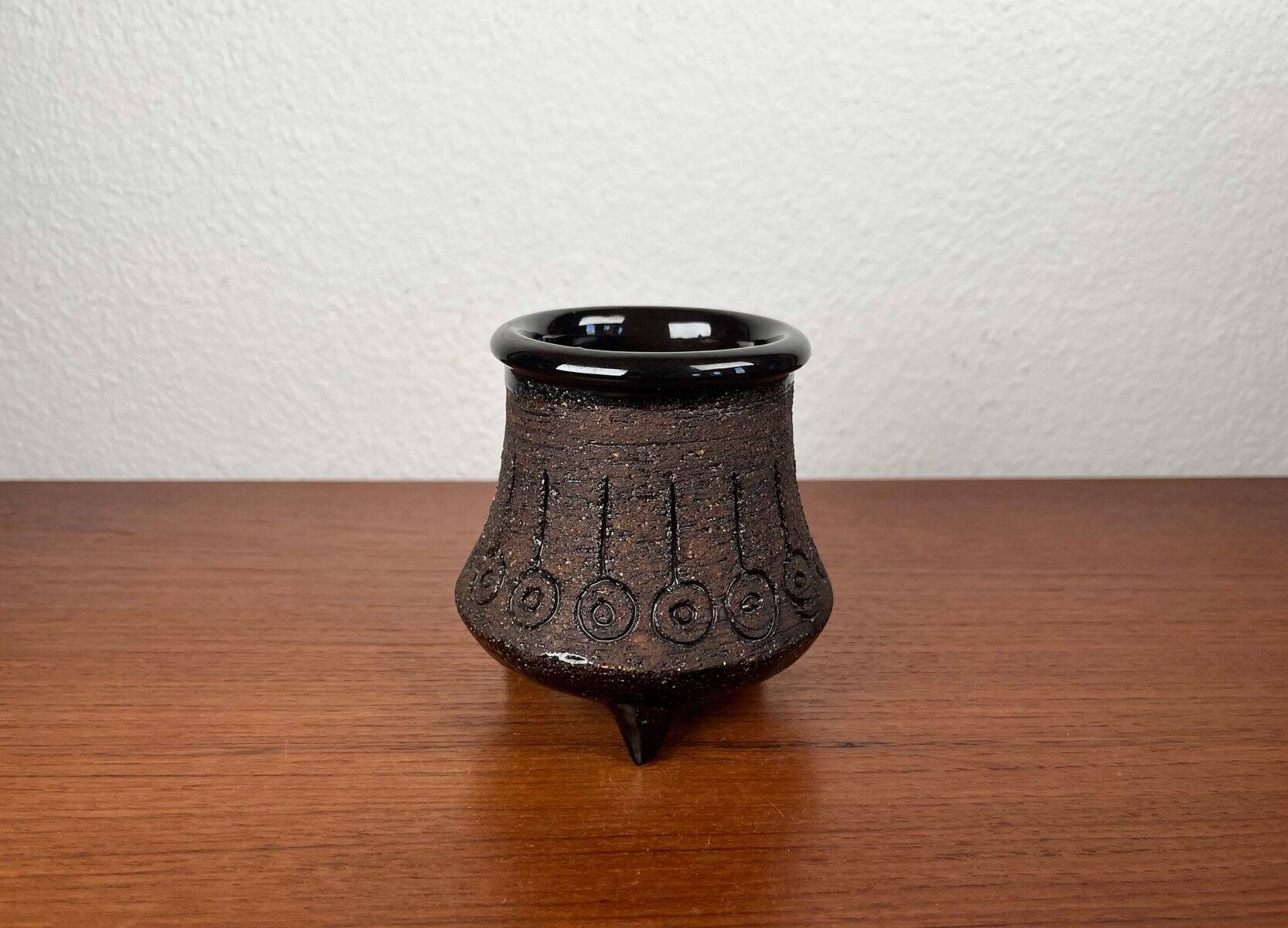 Mid-century studio ceramic tripod vase by Eke Bjeren for Gabriel Keramik, 1960s.