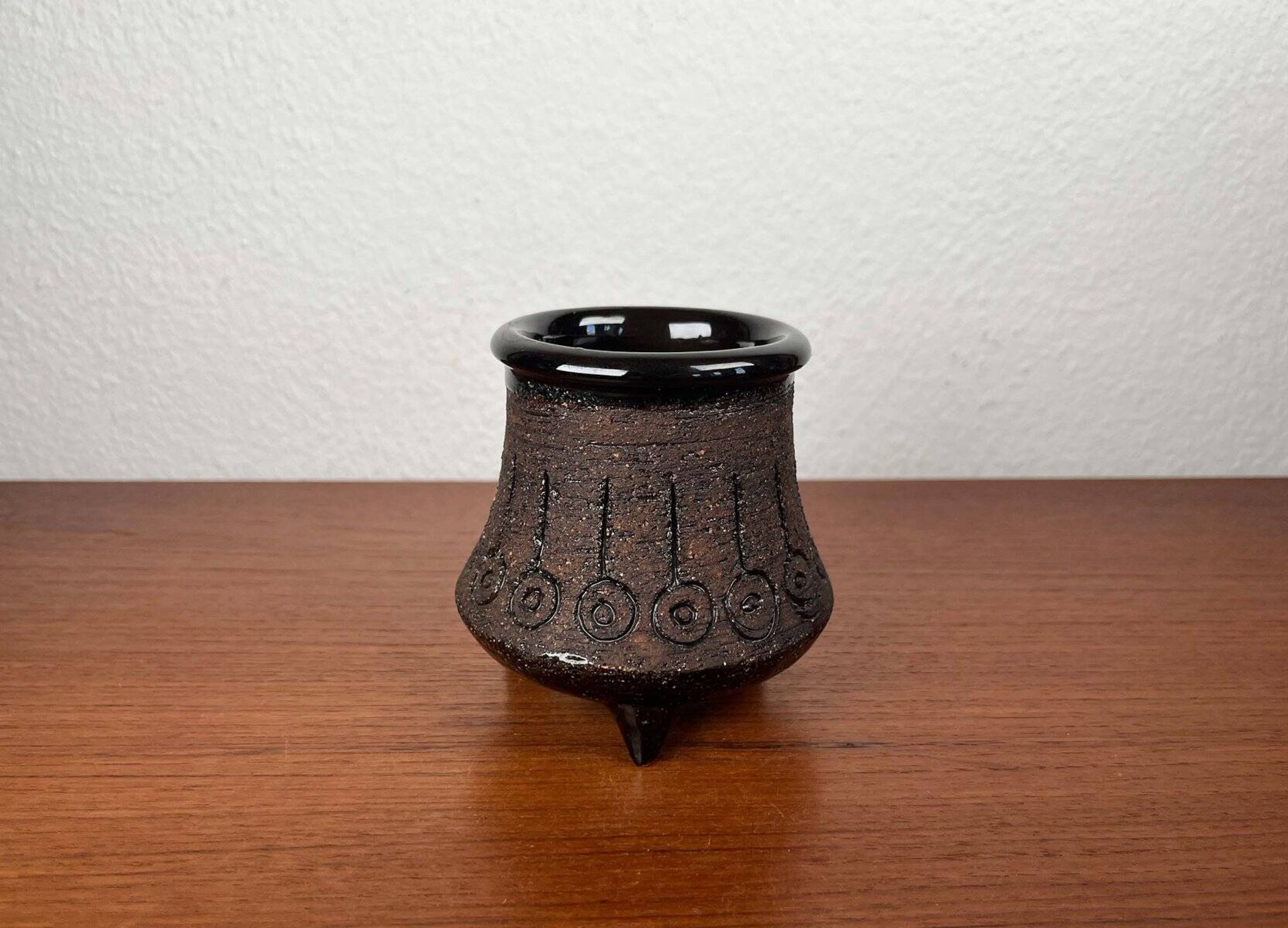 Vase trépied en céramique de studio suédois du milieu du siècle par Eke Bjeren pour Gabriel Keramik, années 1960