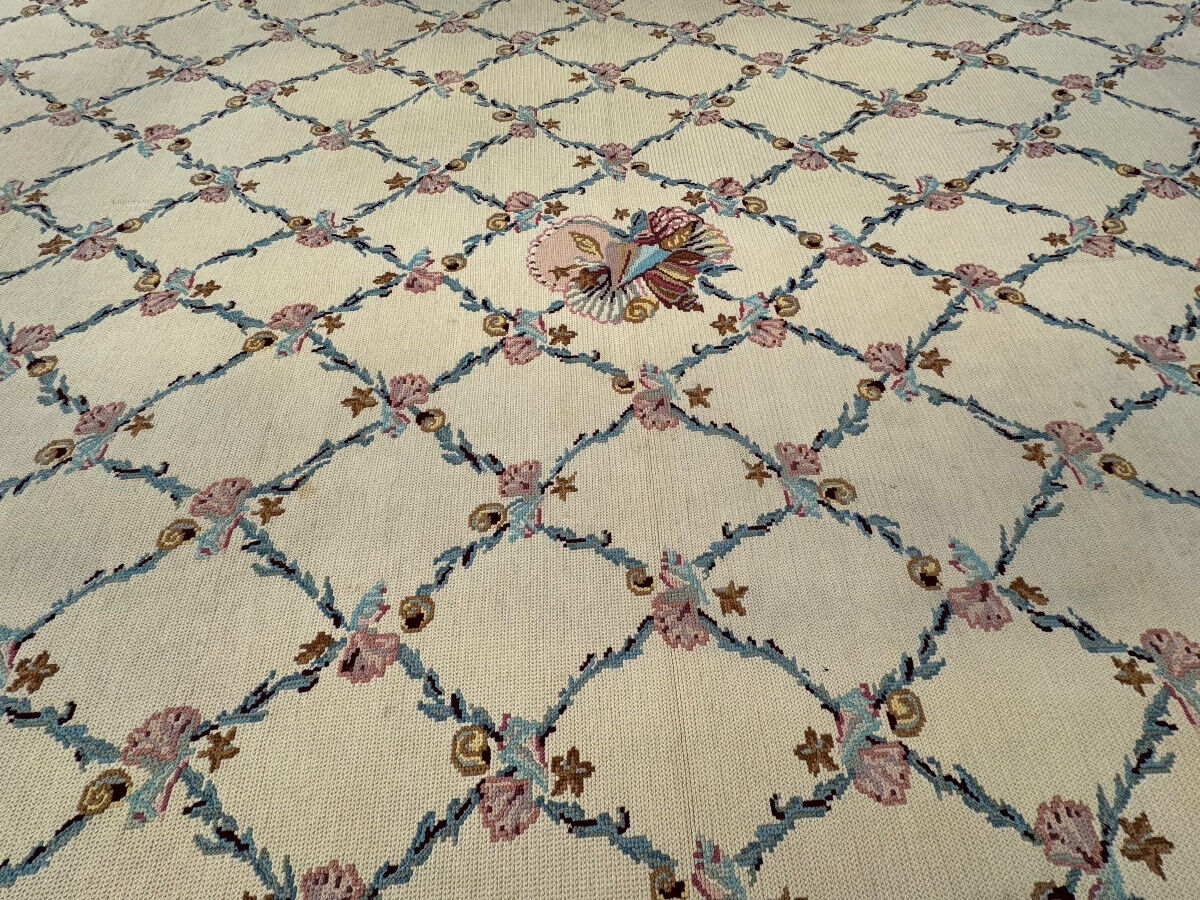 Rug with small dots 500x280 cm