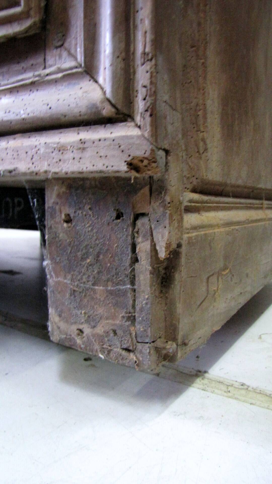 Antique baroque cabinet in solid oak