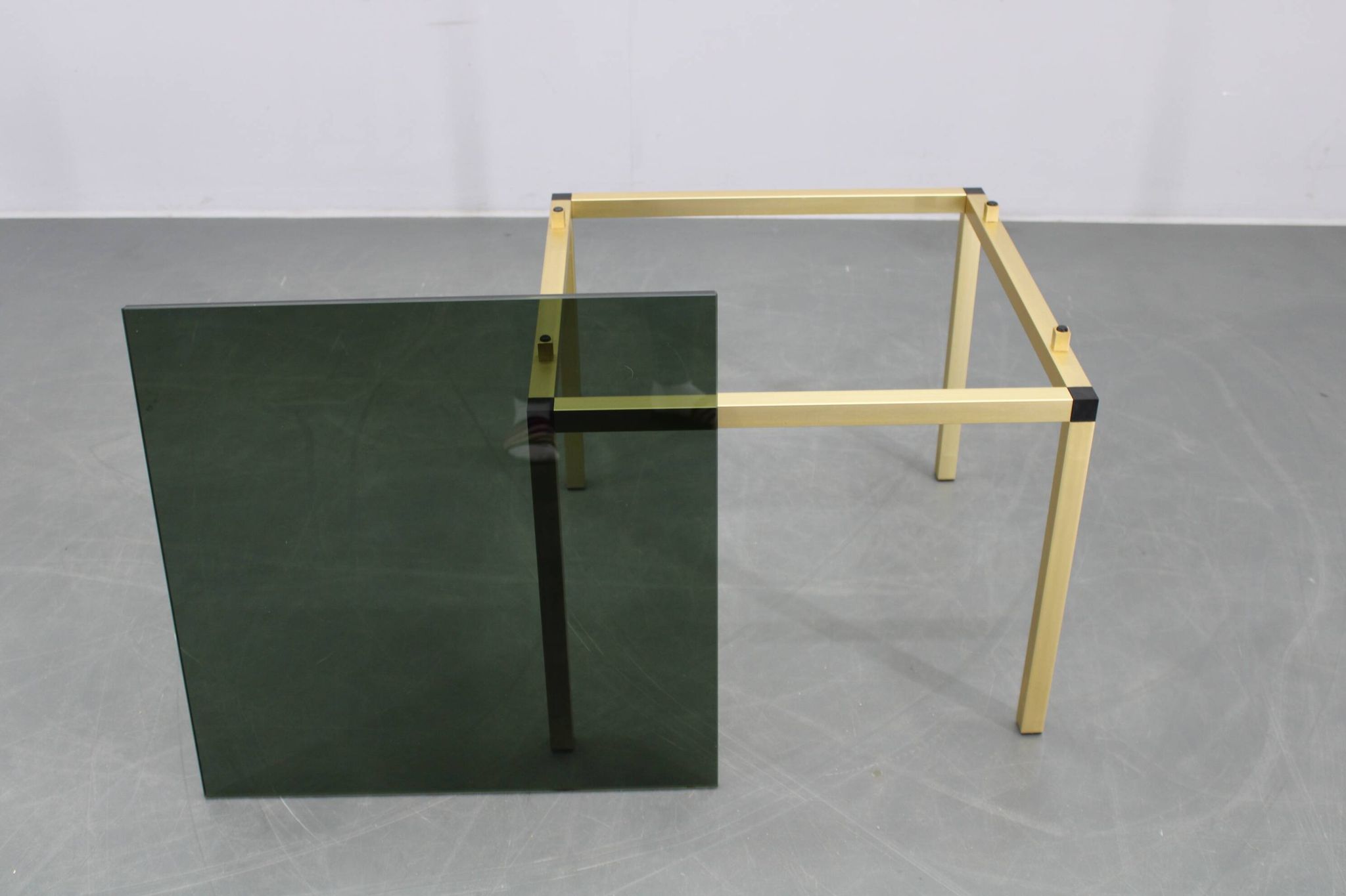 Table basse italienne des années 1970 avec finition en laiton et plateau en verre fumé
