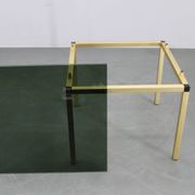 Table basse italienne des années 1970 avec finition en laiton et plateau en verre fumé