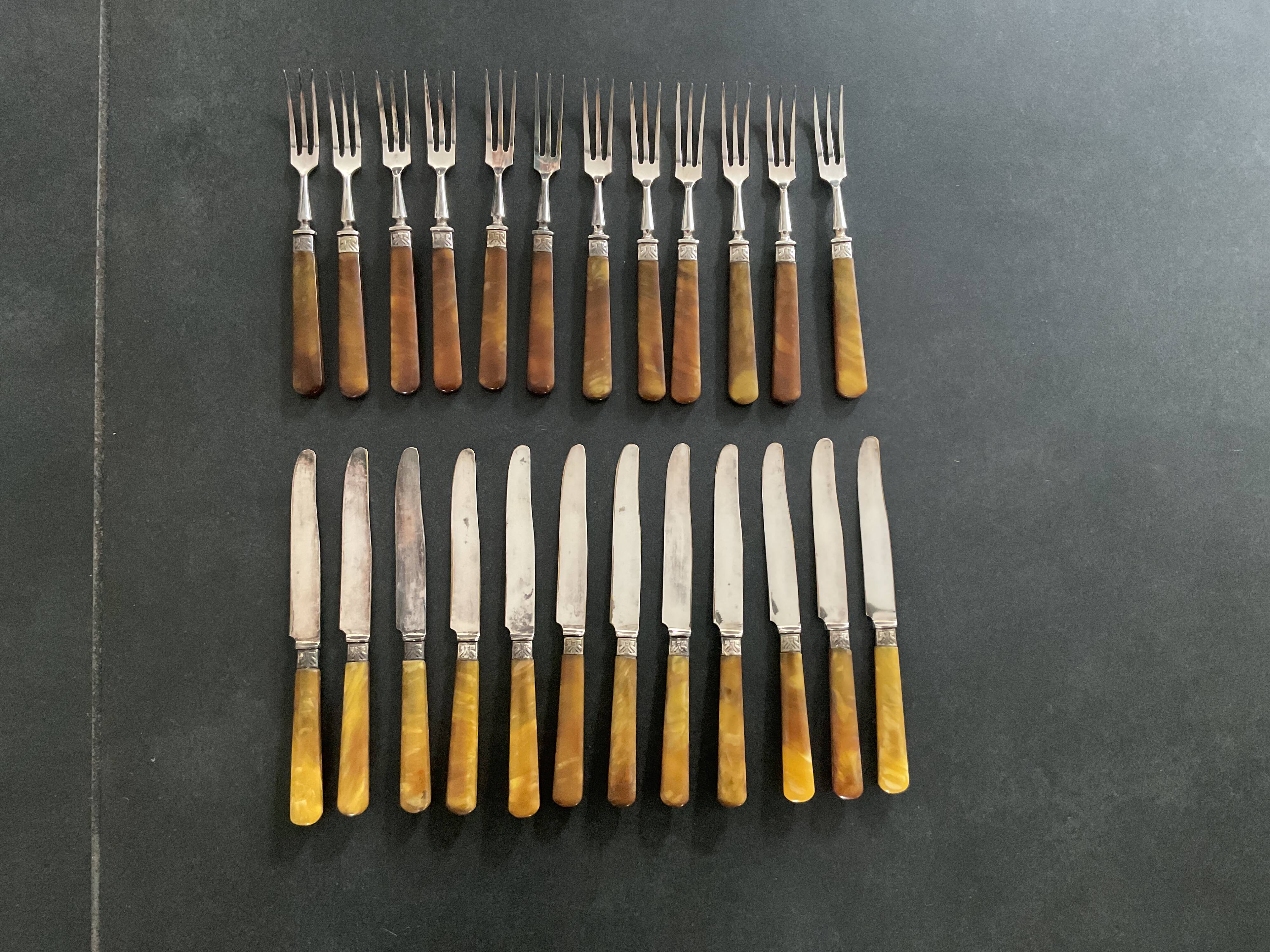Dessert/cheese cutlery set 17cm Bakelite or horn handles?