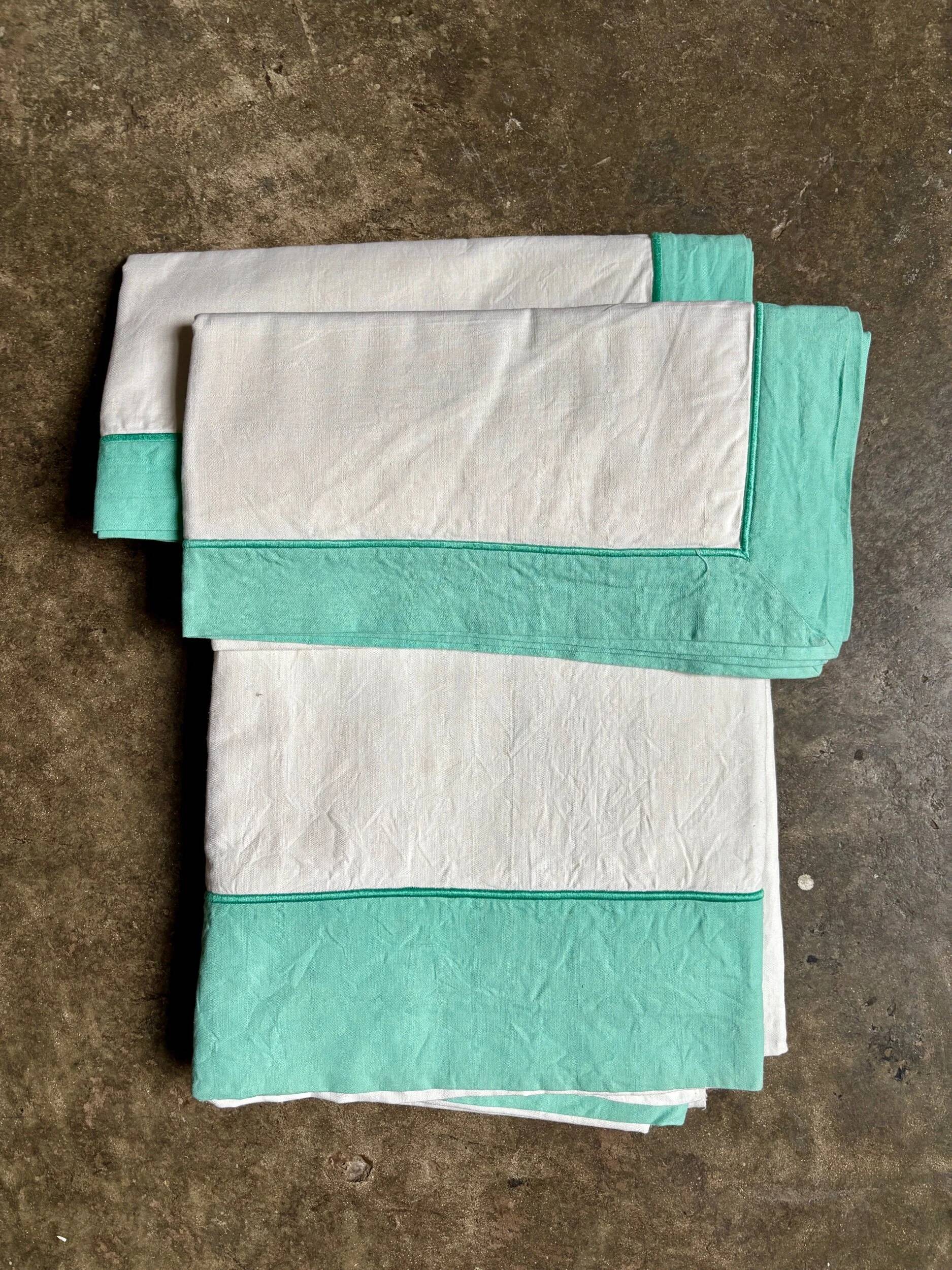 Descamps cotton sheet and pillowcases, green and white ☐ 240 x 340 cm