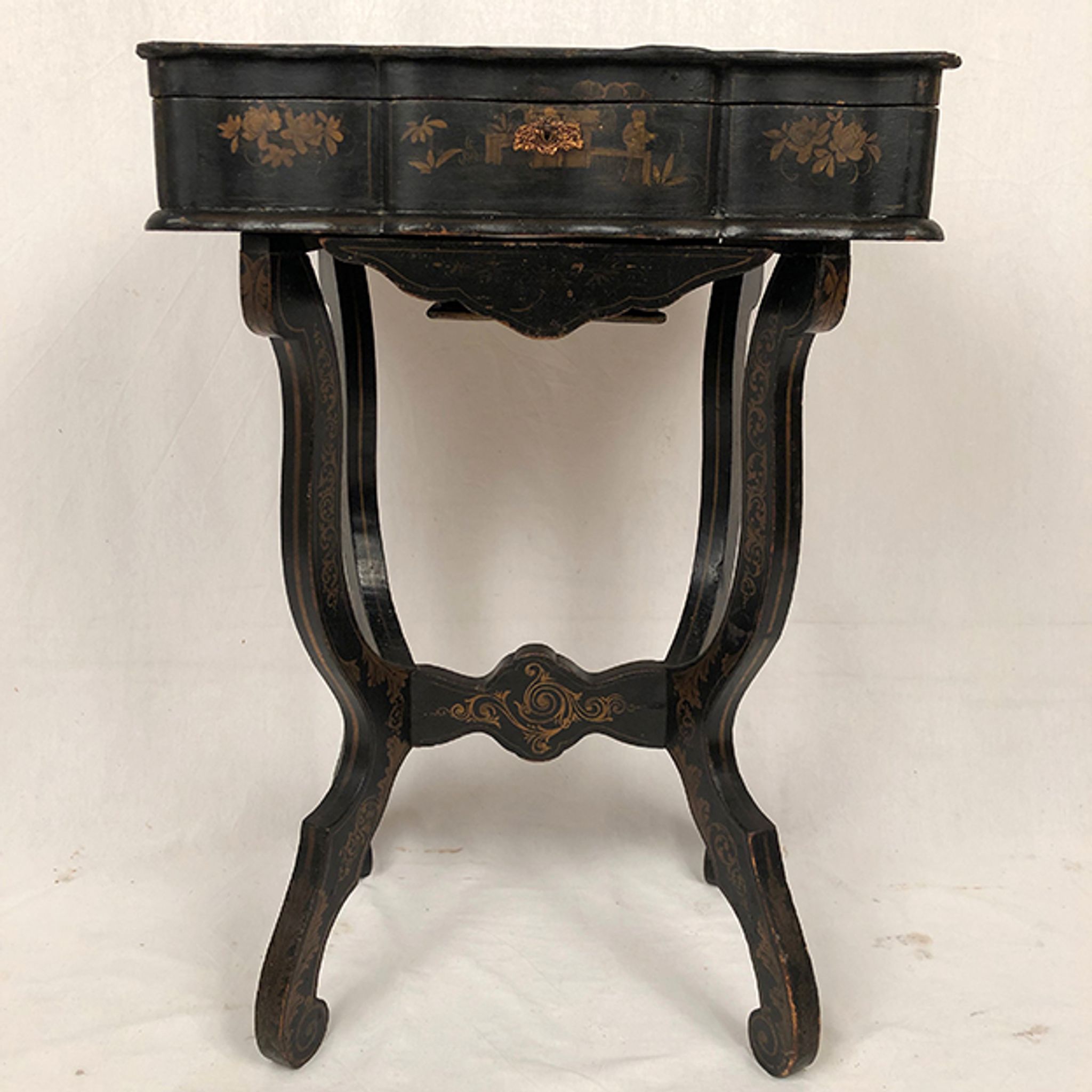 Worker Napoleon III, black lacquered wood with Asian decoration painted gold