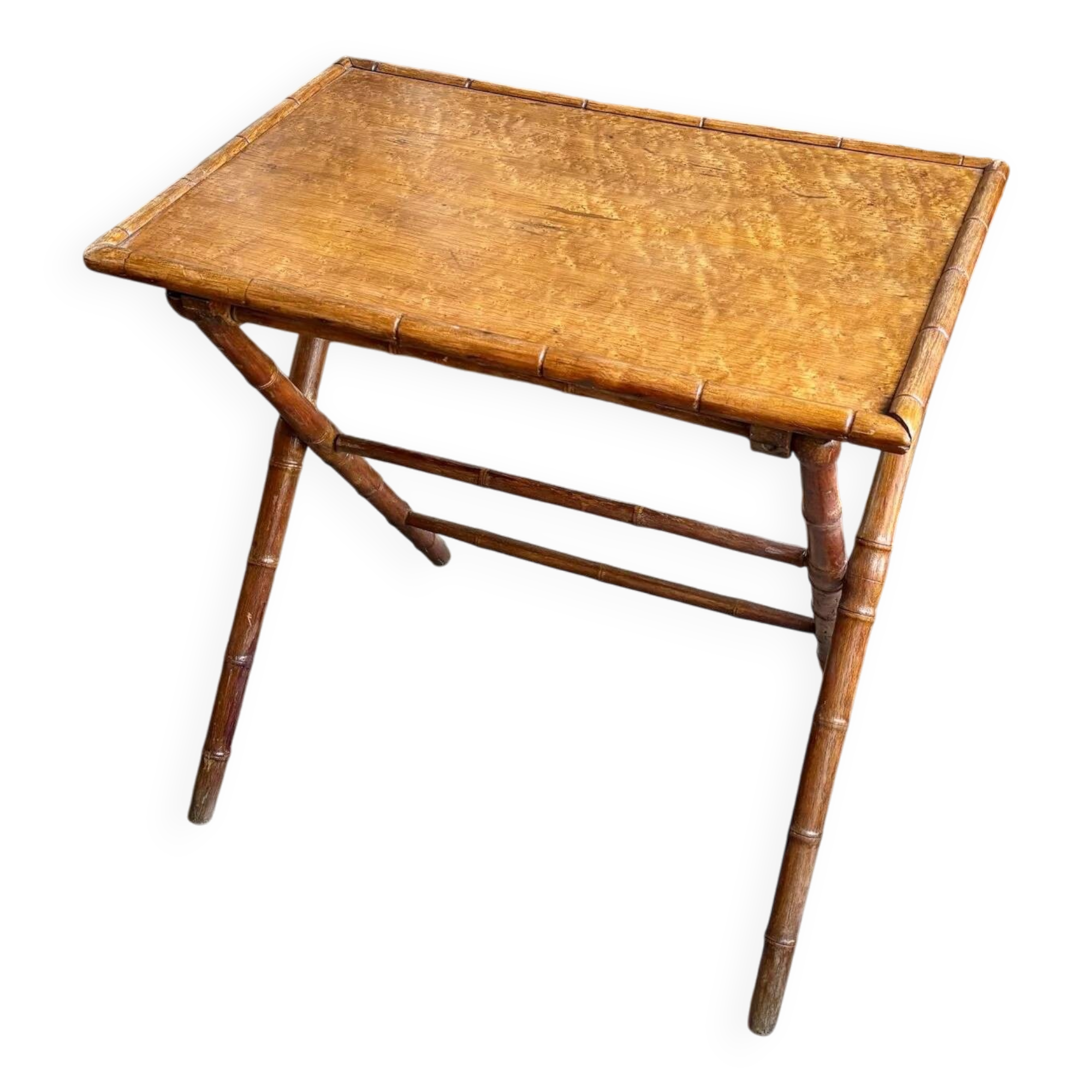 Table pliante en bois imitant le bambou