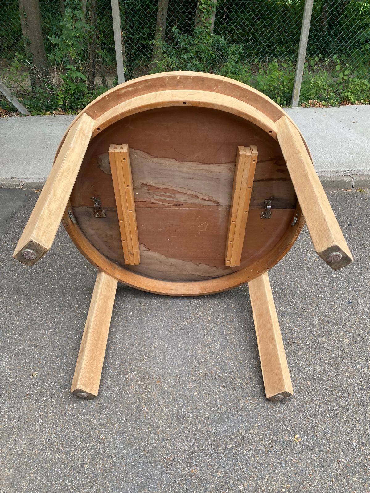Table à manger scandinave ronde extensible décapée en chêne brut 1980